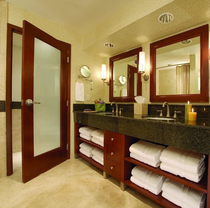 Photo of Monterey Bay Inn - Bathroom