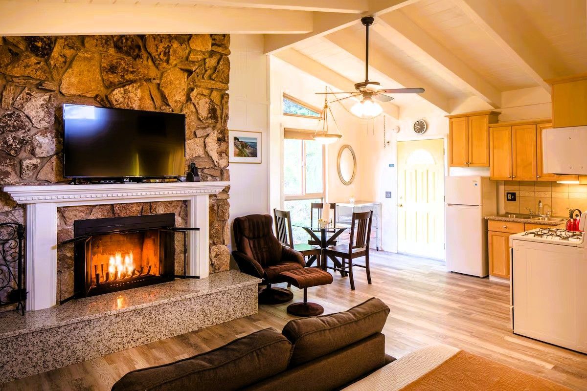 Andril Fireplace Cottages - Upstairs Single Room Cottage, gas fireplace and fully equipped kitchen and dining area