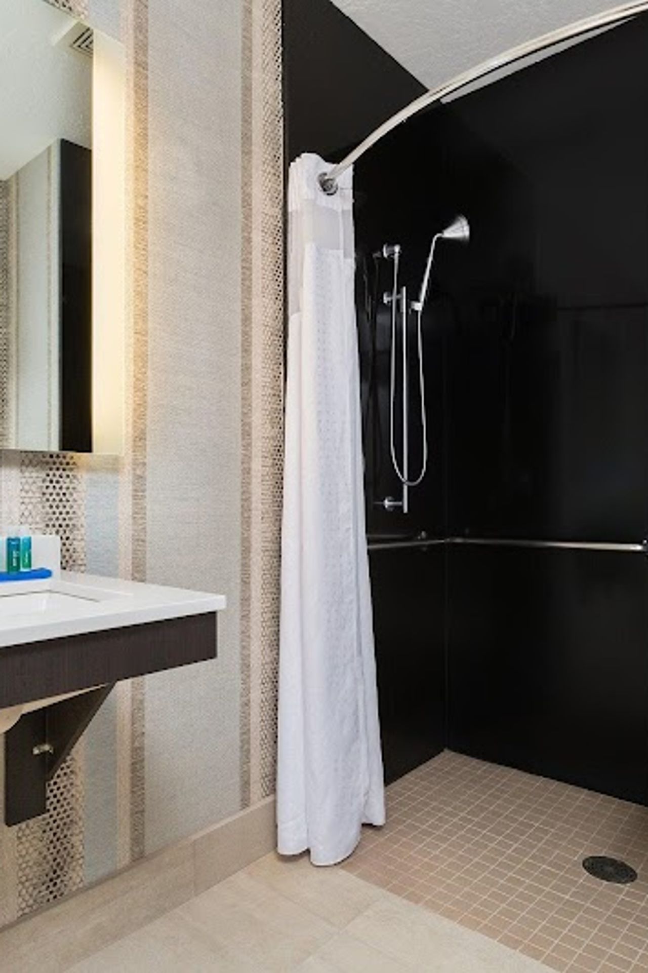 Photo of Holiday Inn Express & Suites Eugene Downtown - University, an IHG Hotel - Bathroom