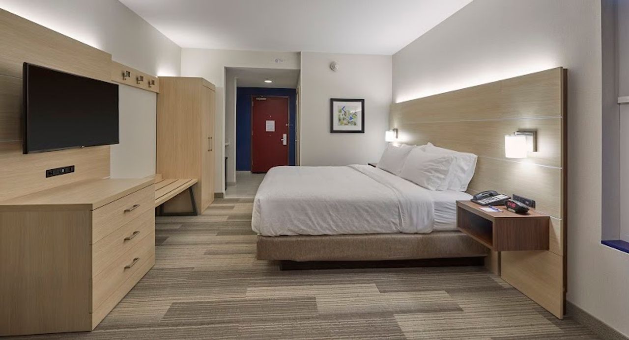 Photo of Holiday Inn Express Eugene - Springfield, an IHG Hotel - Room, King bed, Flat TV