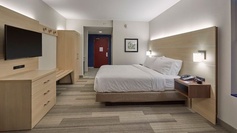 Photo of Holiday Inn Express Eugene - Springfield, an IHG Hotel - Room, King bed, Flat TV