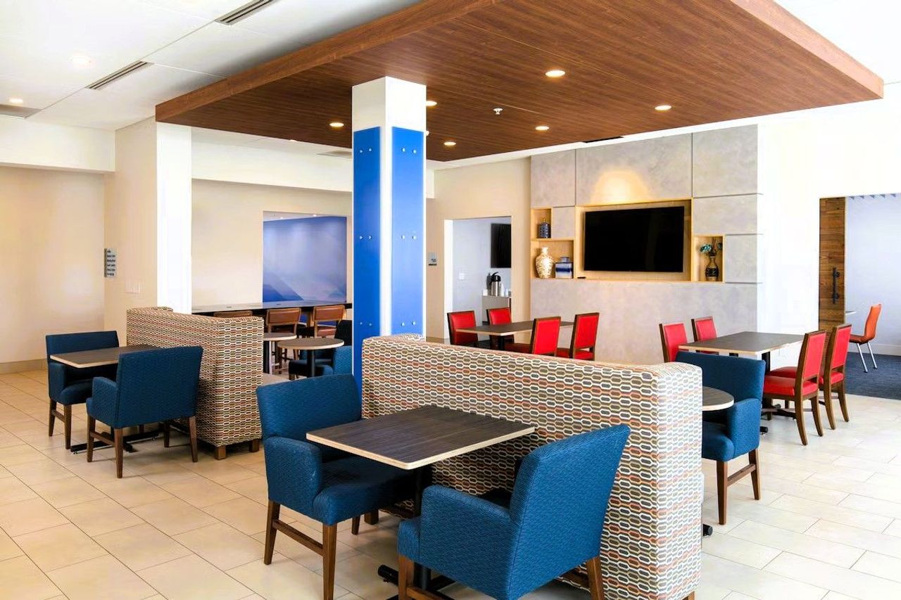 Holiday Inn Express Visalia - Sequoia Gateway Area by IHG - Dining area