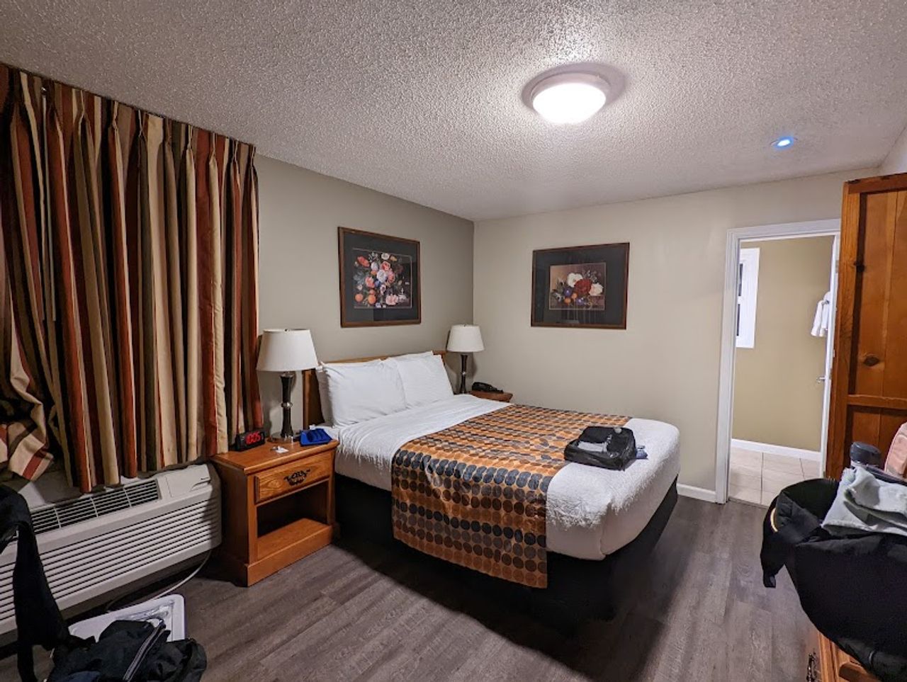 Photo of Courtesy Inn Eugene - Room