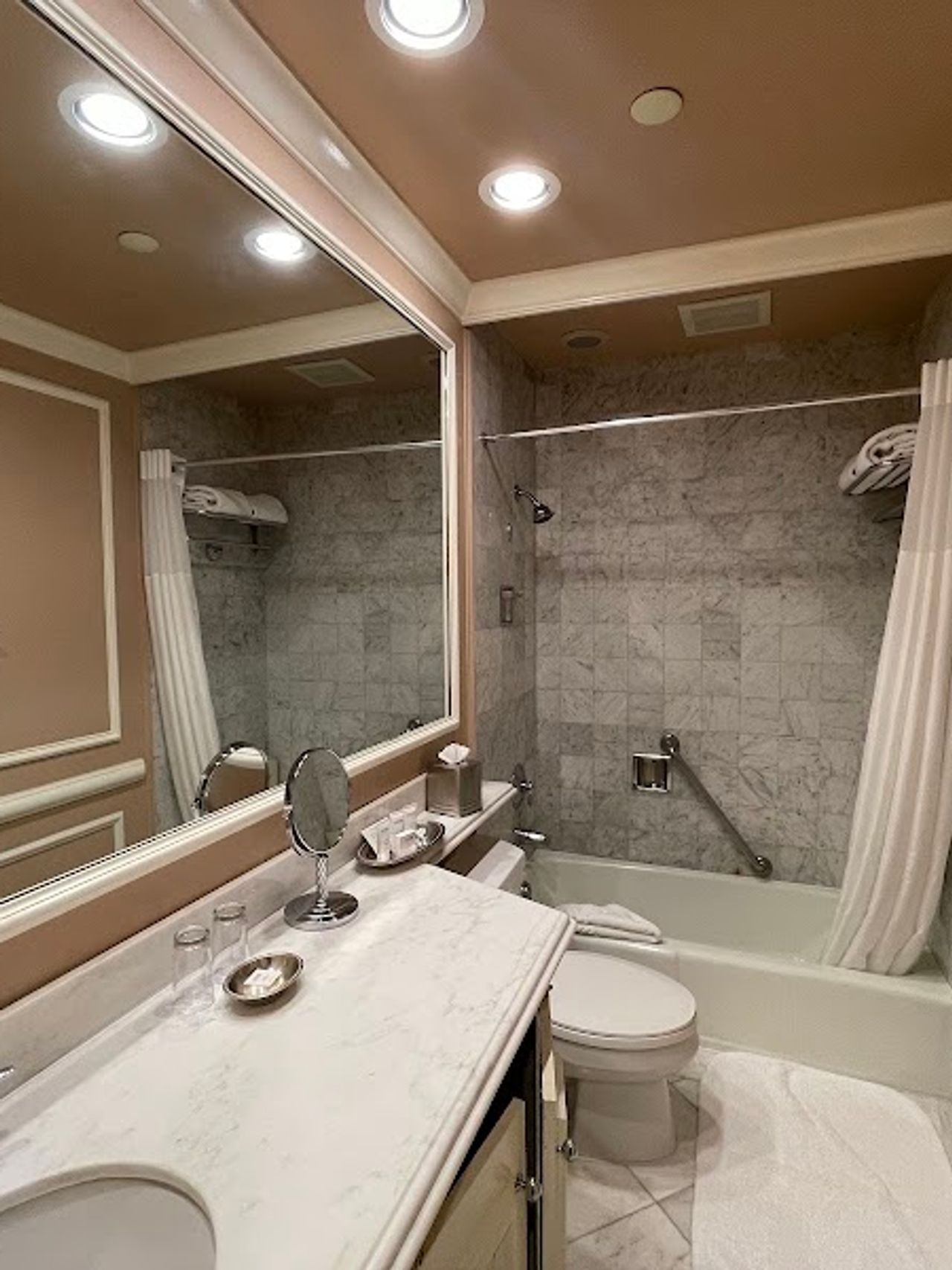 Photo of Spindrift Inn - Bathroom