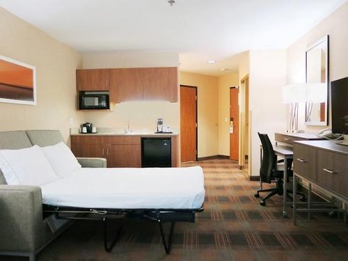Photo of Holiday Inn Express & Suites Elk Grove Central - Hwy 99 by IHG