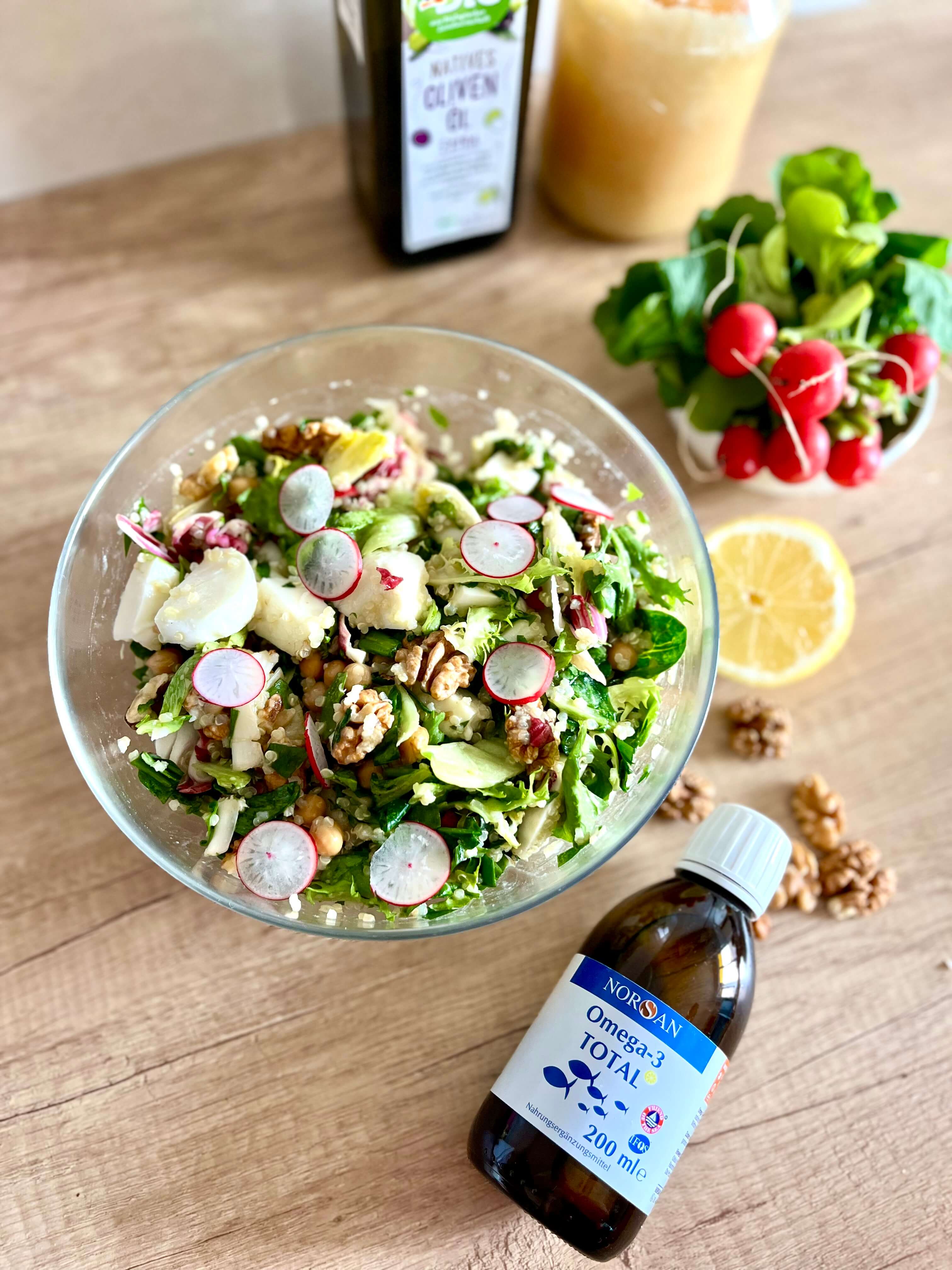 Jarní salát s medvědím česnekem, ředkvičkami a omega-3 olejem