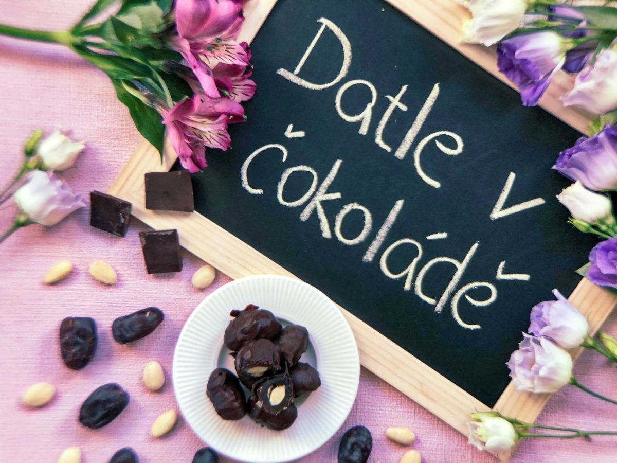 Plněné datle v čokoládě, uvnitř s mandlemi. Dekorace z květin