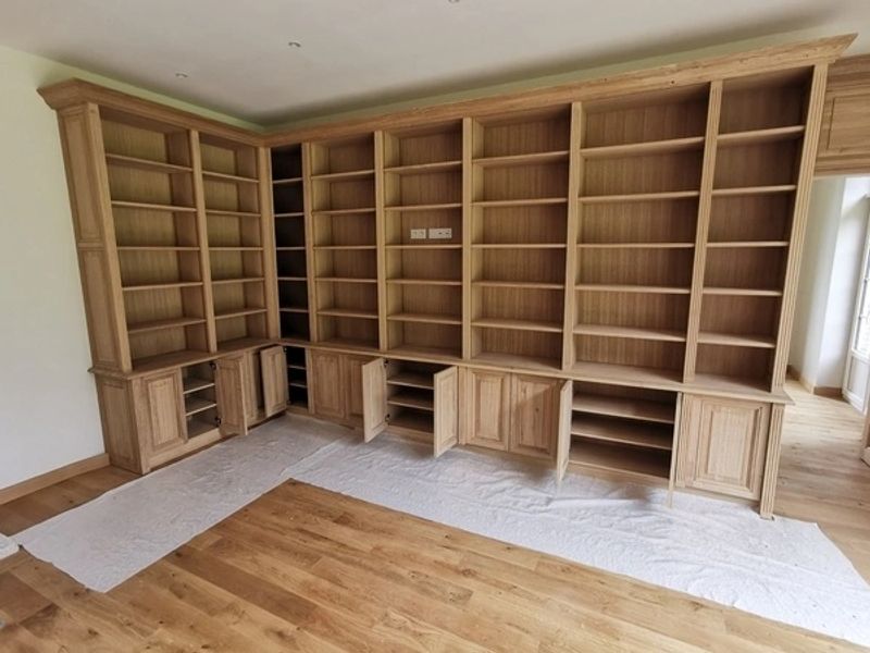 Bibliothèque sur mesure à Thouars par Atelier Breton, alliant raffinement et fonctionnalité