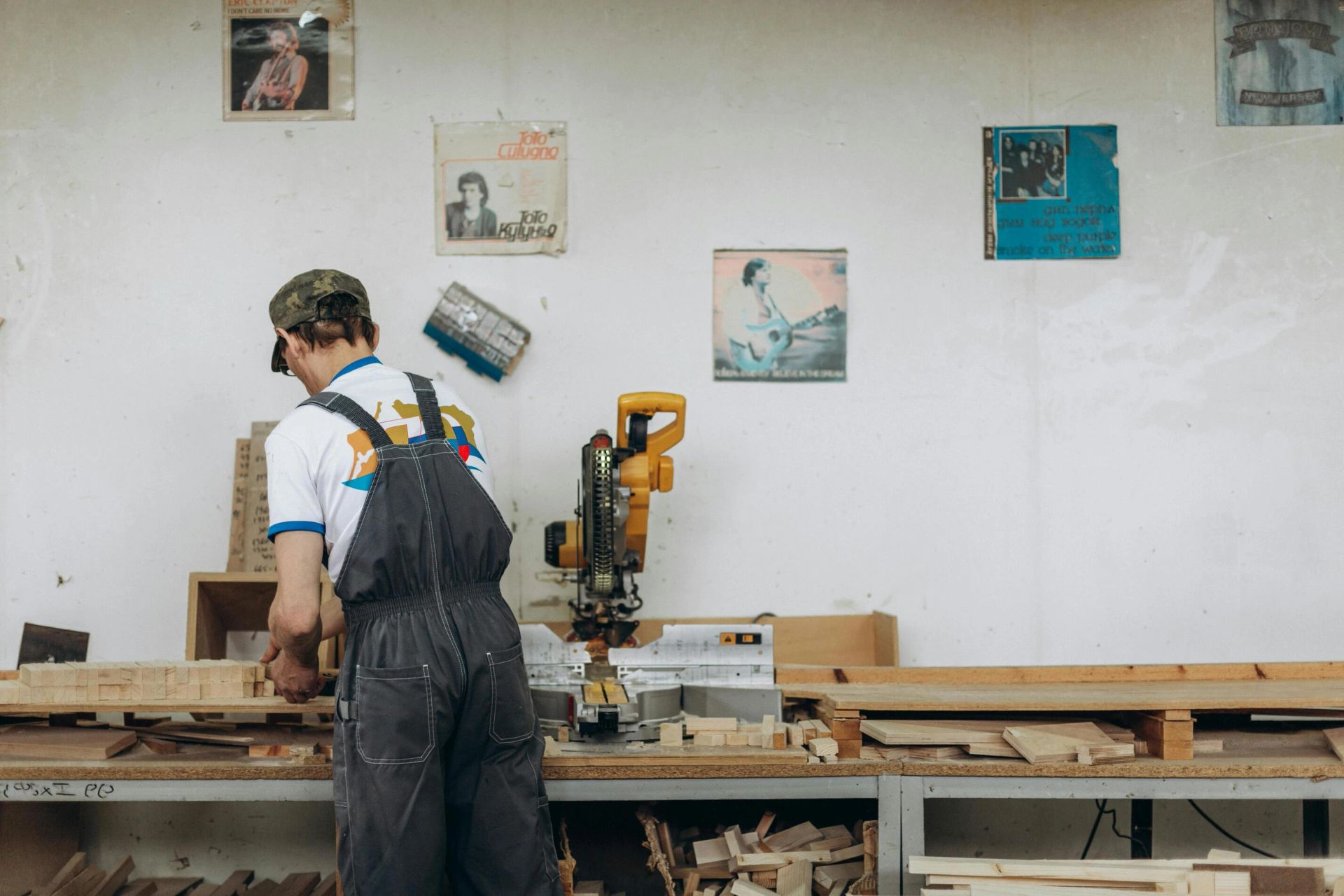Artisan menuisier travaillant le bois