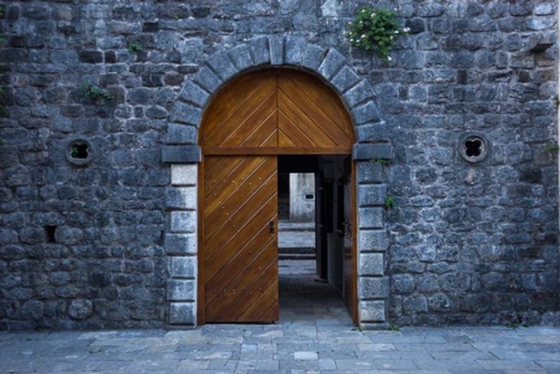 Rénovation de porte cochère par Atelier Breton, menuisier à Thouars