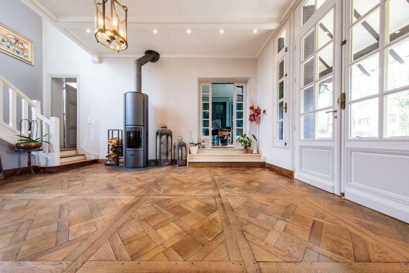 Réalisation d'un parquet Versailles sur mesure, alliant savoir-faire traditionnel et élégance.