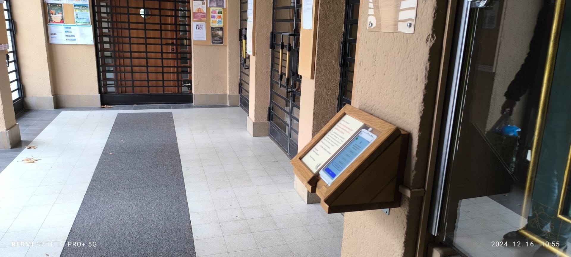 Elektronikus persely terminál a templom előterében