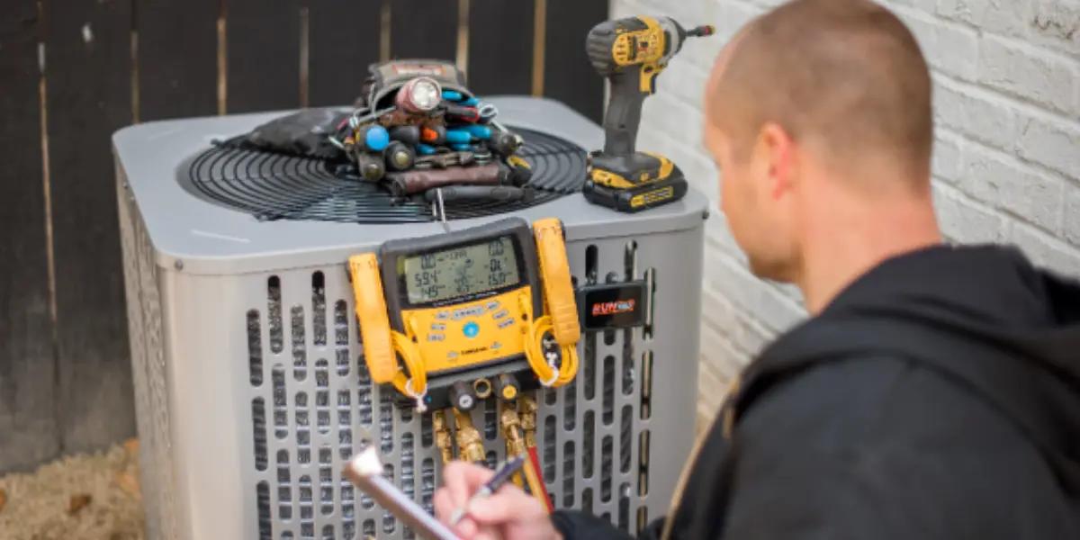 SS&B Heating & Cooling tech working on AC in Springfield Missouri.