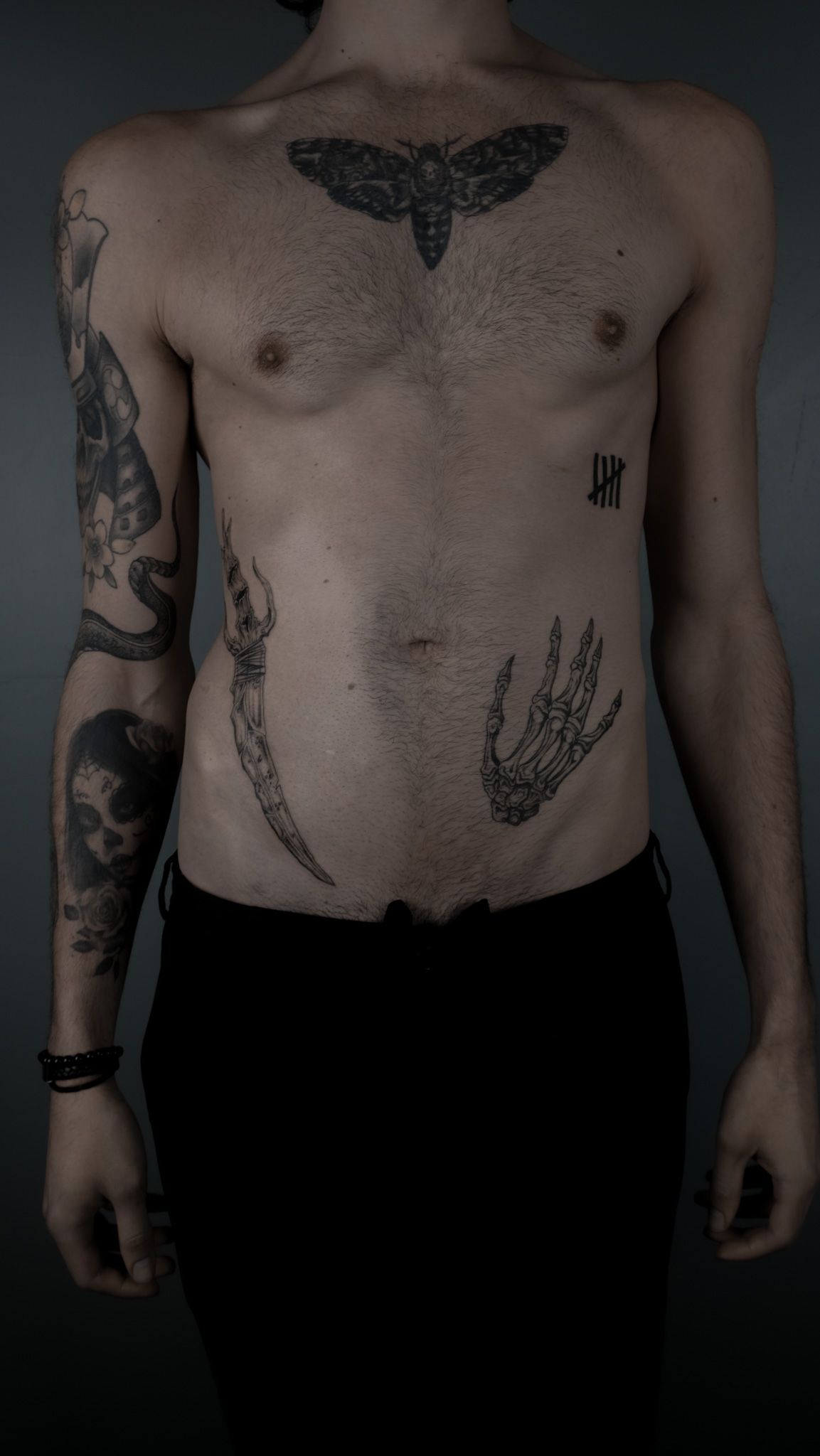 Skeleton Hand & Knife 