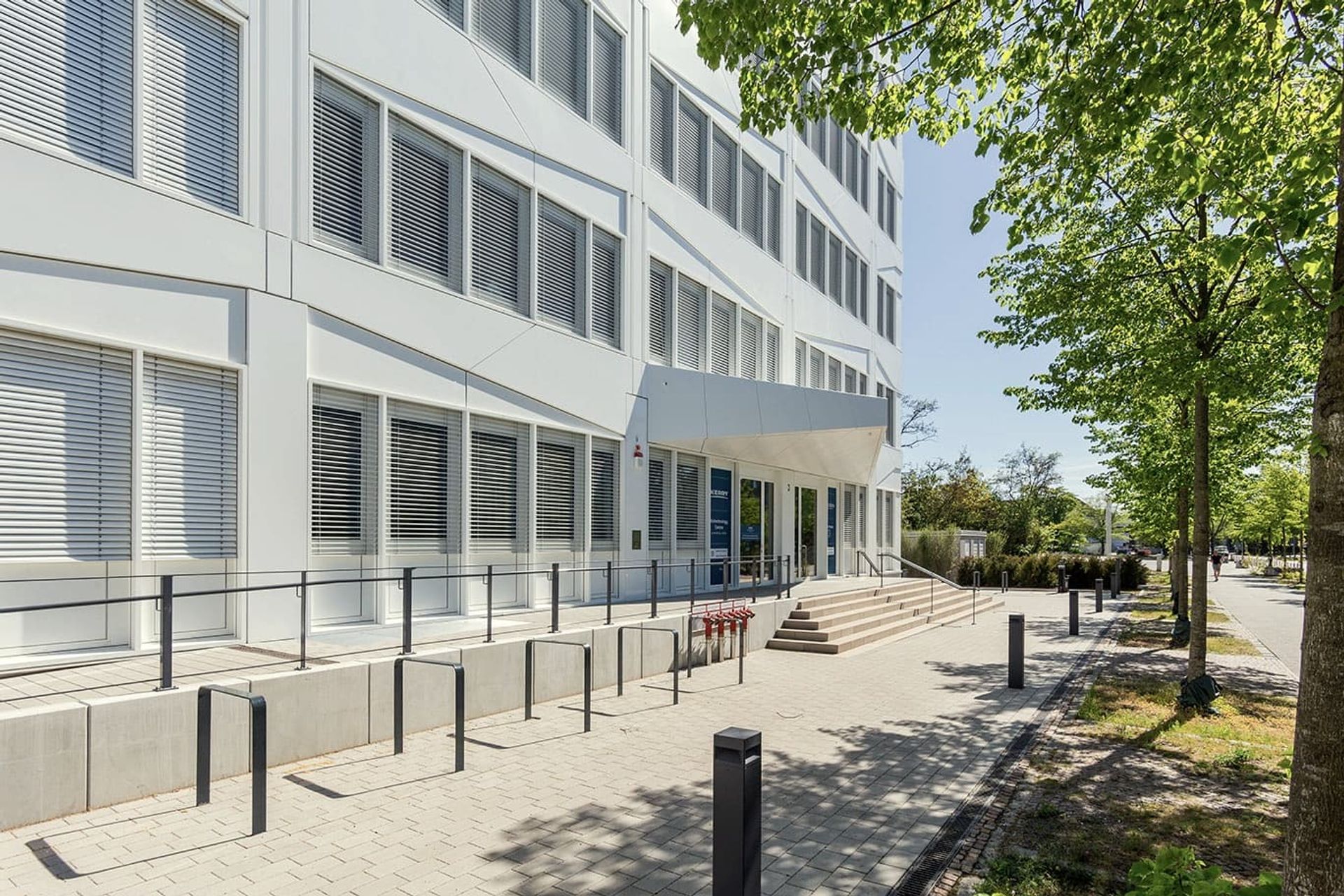BioSquare Alte Messe, Leipzig – Weg entlang der Fassade zum Eingang