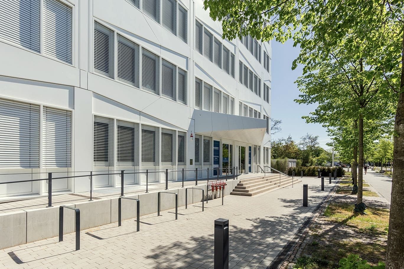 BioSquare Alte Messe, Leipzig – Weg entlang der Fassade zum Eingang