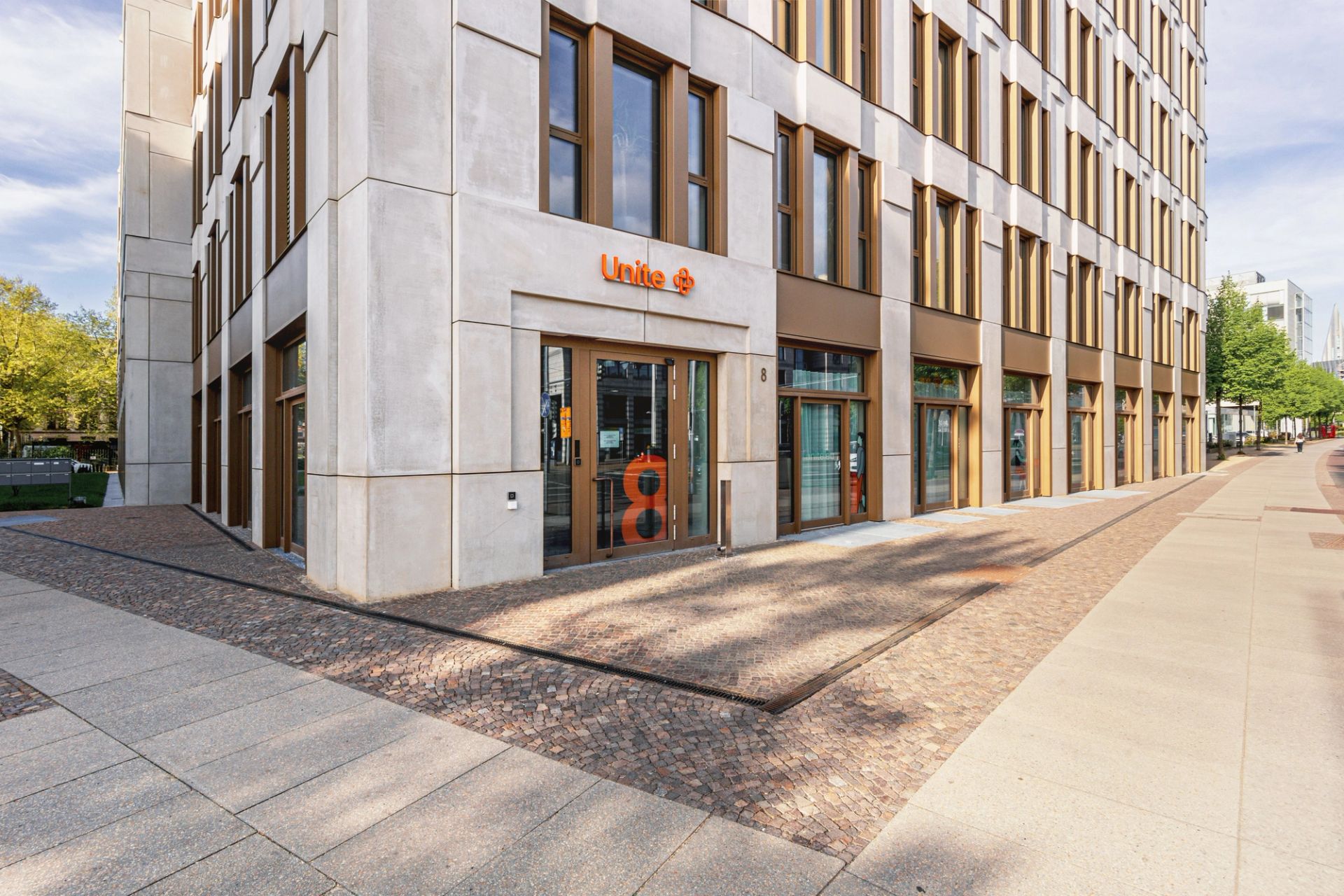 Europazentrale für Unite, Leipzig – Eingang und Erdgeschosszone an der Gebäudeecke