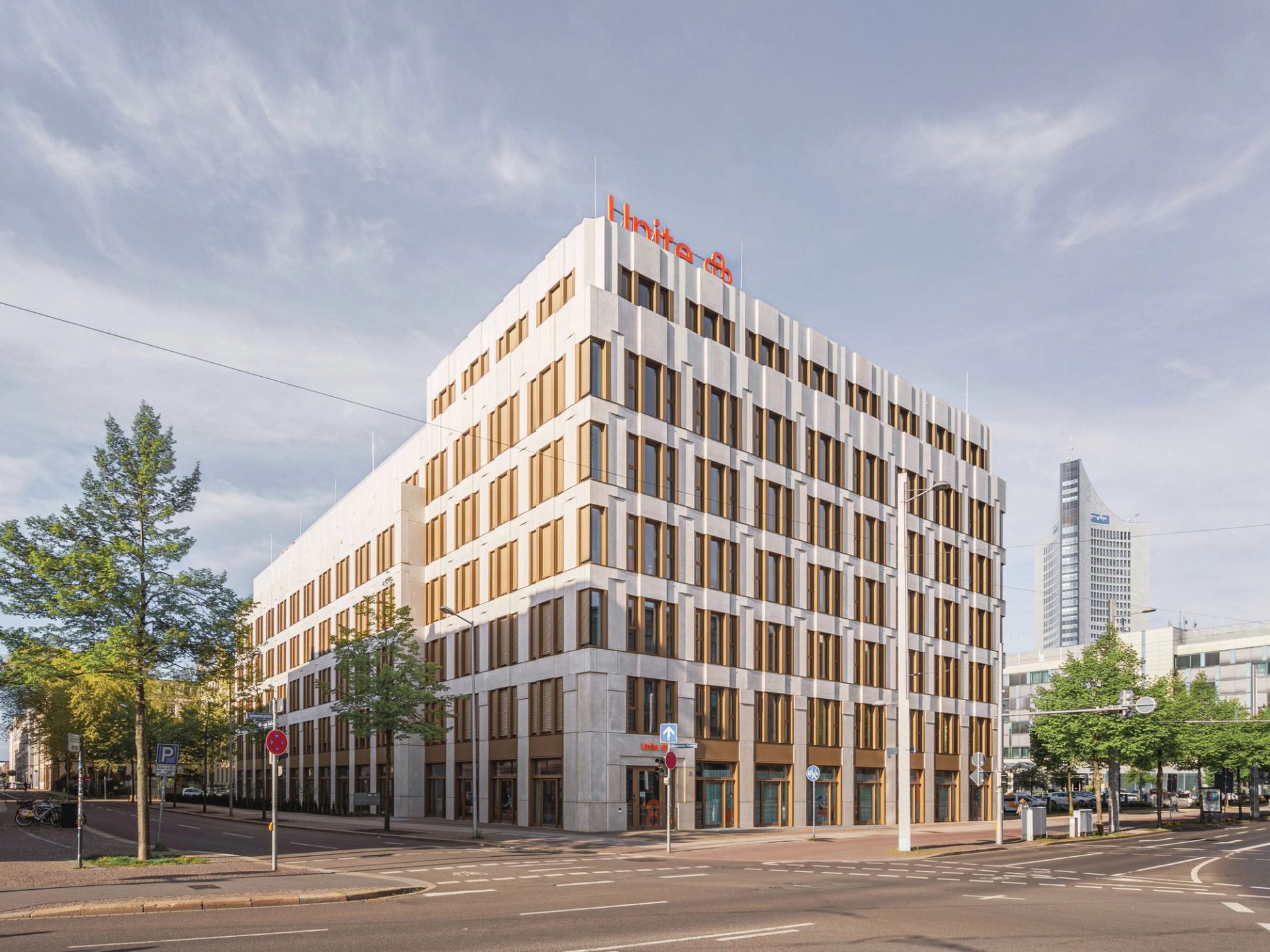 Europazentrale für Unite, Leipzig – Gebäudeecke am Johannisplatz mit beiden Straßenfassaden