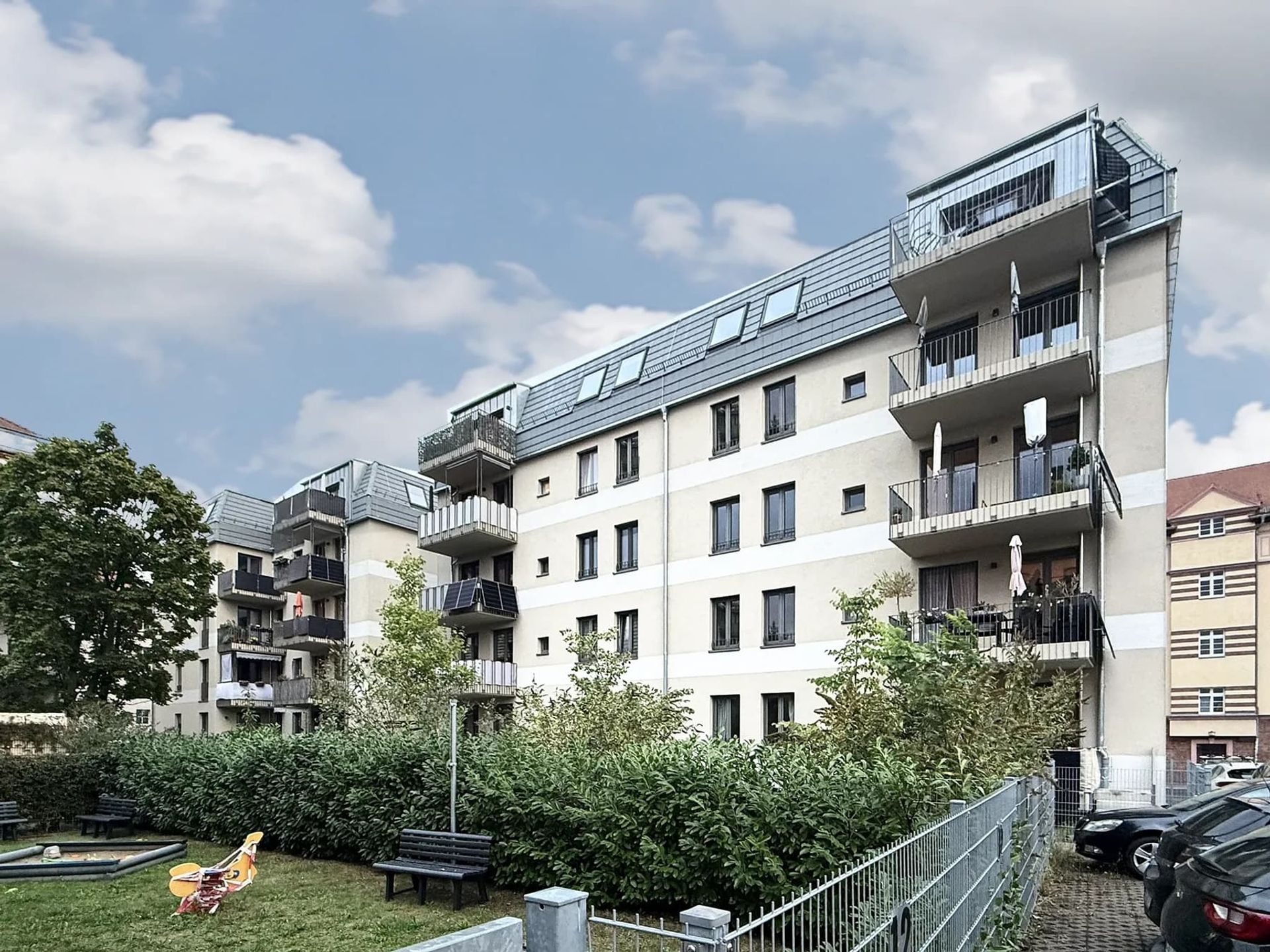 Zwei Wohngebäude in Leipzig-Plagwitz – Gartenseite mit Balkonen und Spielplatz
