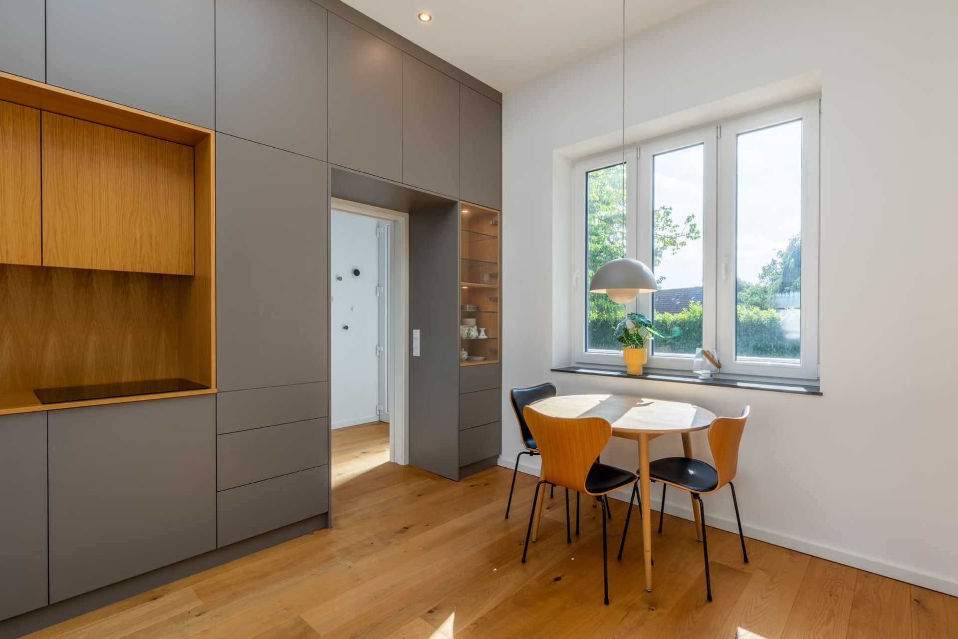 Ferienhaus Wilhelminenstraße, Glücksburg – Wohnraum mit Küche und Essplatz
