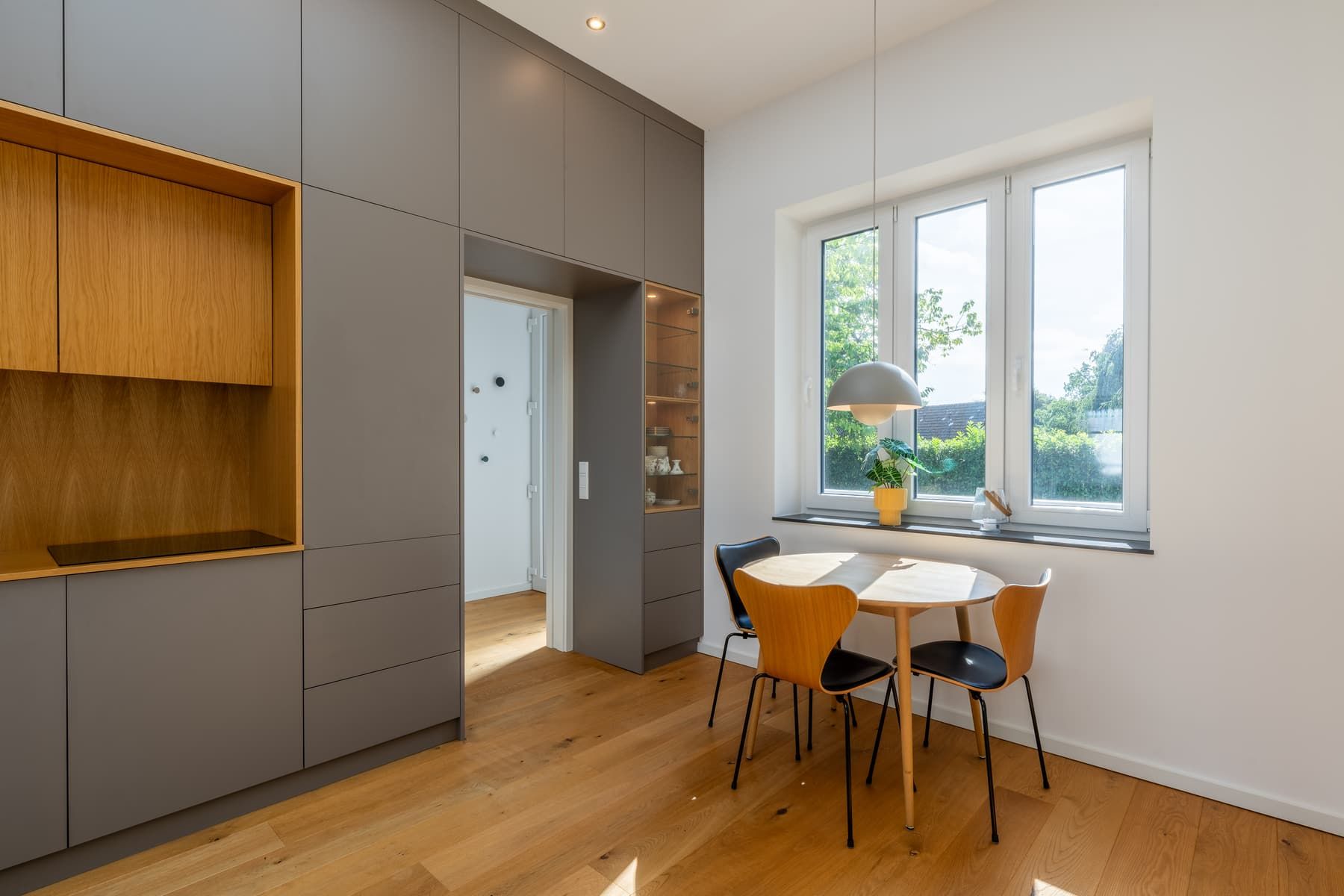 Ferienhaus Wilhelminenstraße, Glücksburg – Wohnraum mit Küche und Essplatz