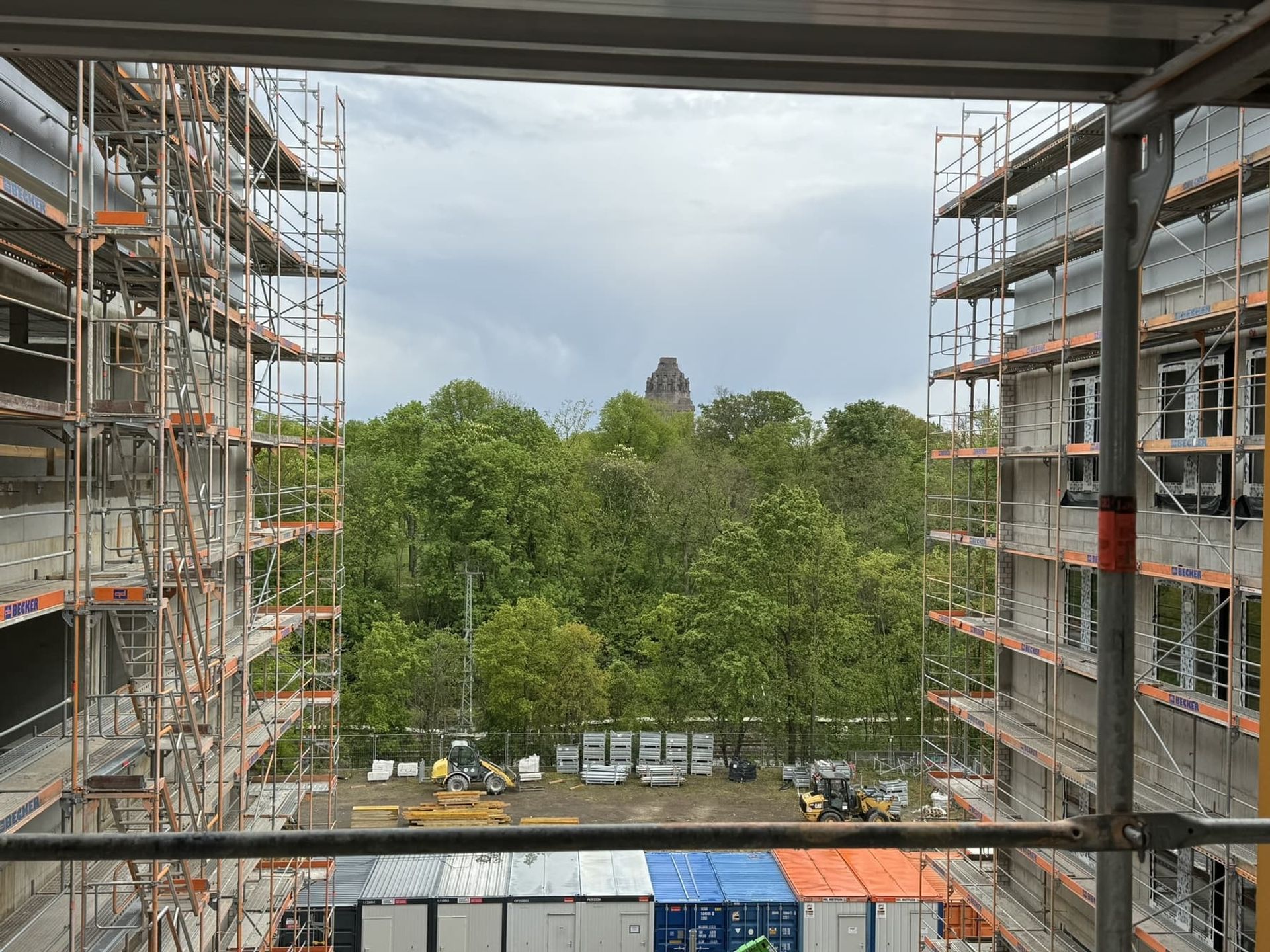 BioSquare Alte Messe, Leipzig – Blick aus dem Rohbau über den Hof in den Park, April 2024