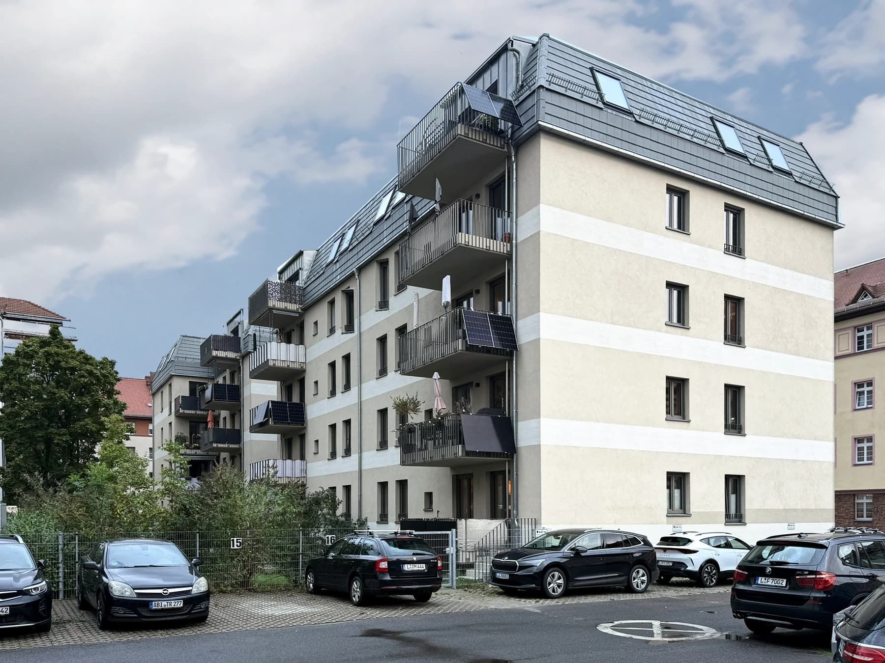 Zwei Wohngebäude in Leipzig-Plagwitz – Hofseite mit Balkonen und Stellplätzen