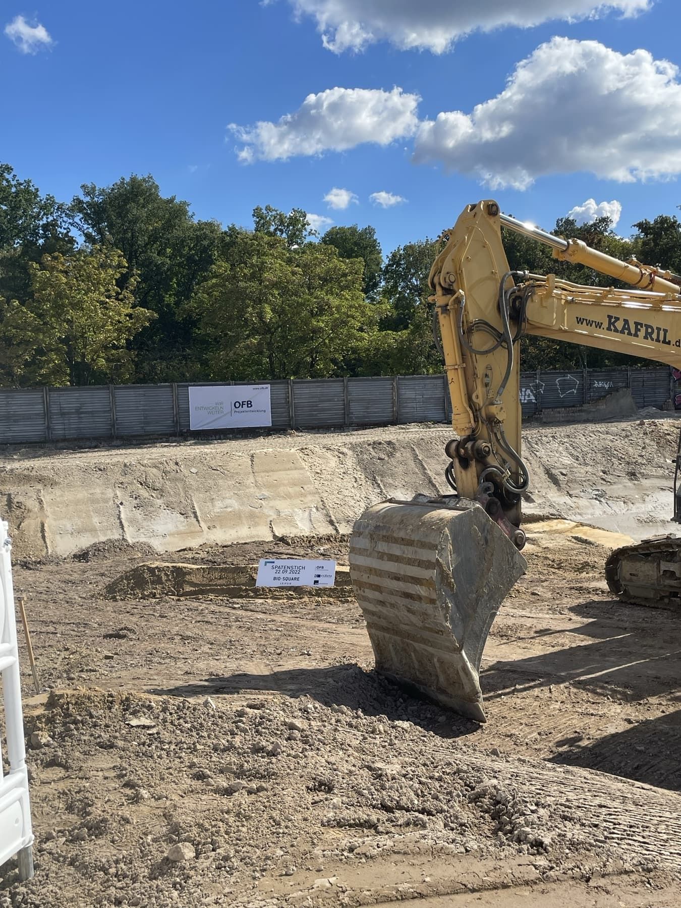 Spatenstich BioSquare am 22. September 2022 – Bagger und Bauschild