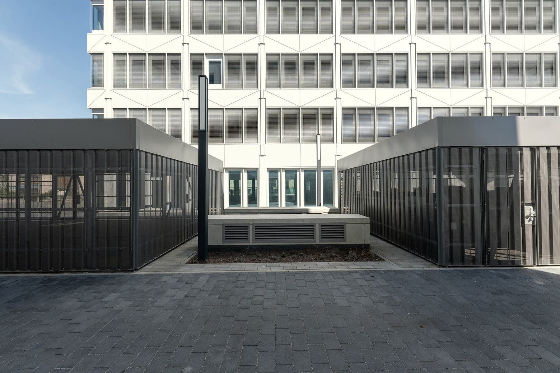 BioSquare Alte Messe, Leipzig – Hof mit den Technikeinhausungen
