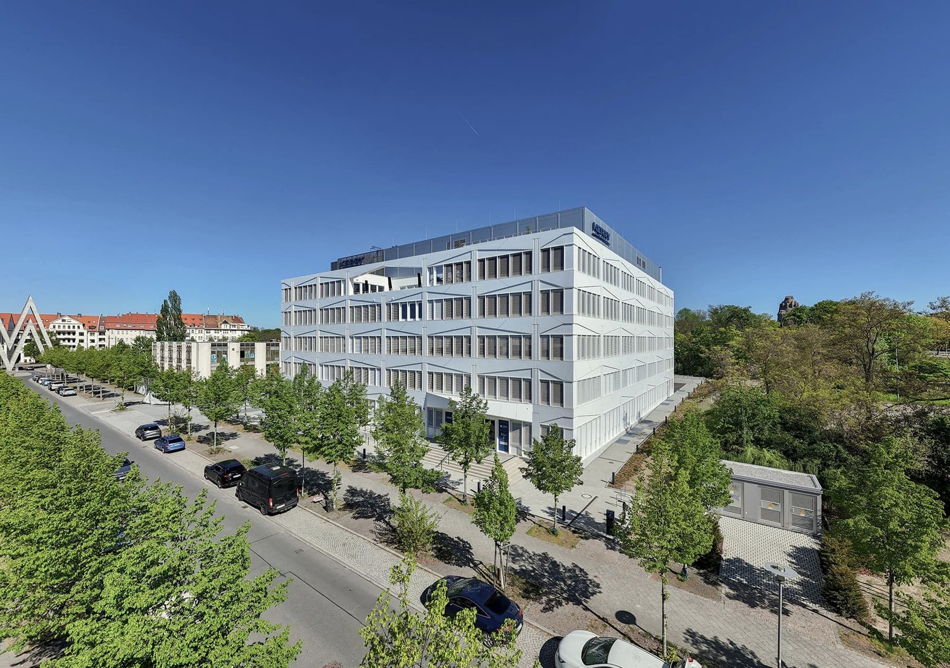 BioSquare Alte Messe, Leipzig – Luftbild von der Straße des 18. Oktober mit Baumreihe