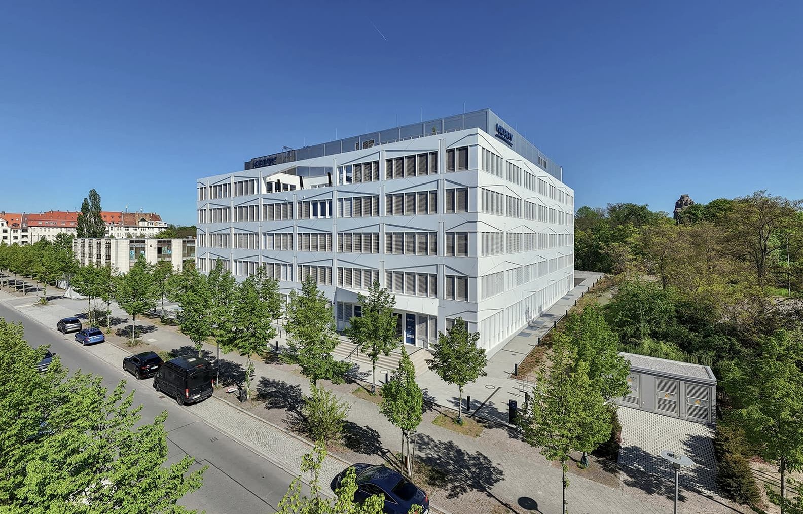 BioSquare Alte Messe, Leipzig – Luftbild von der Straße des 18. Oktober mit Baumreihe