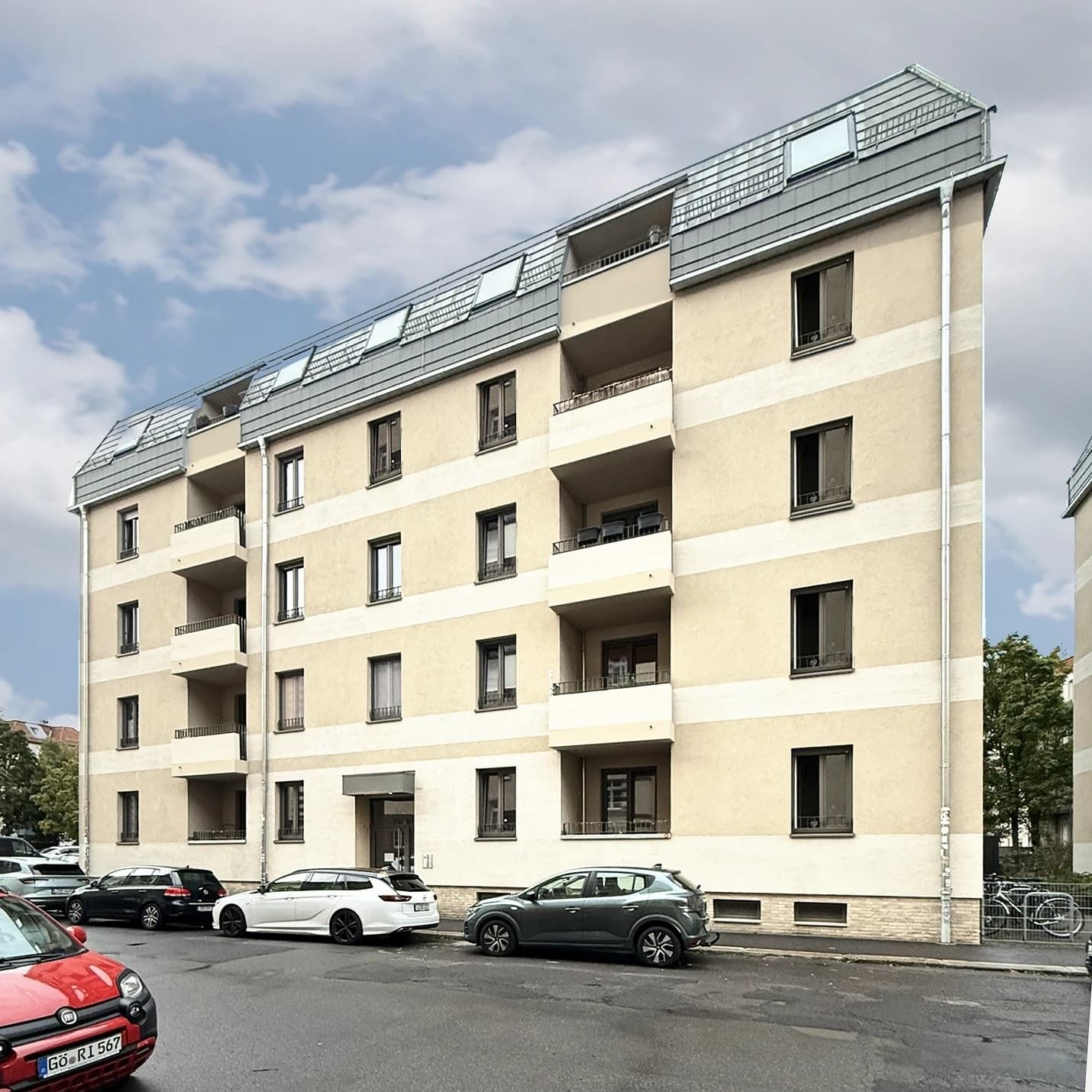 Zwei Wohngebäude in Leipzig-Plagwitz – Straßenfassade mit Balkonen
