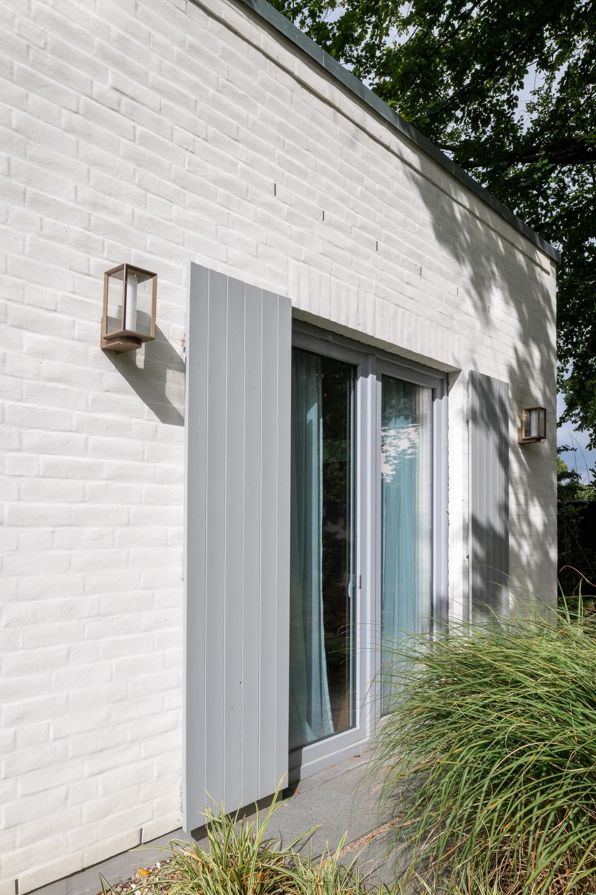 Ferienhaus Wilhelminenstraße, Glücksburg – Eingang mit Fensterladen und Wandleuchte