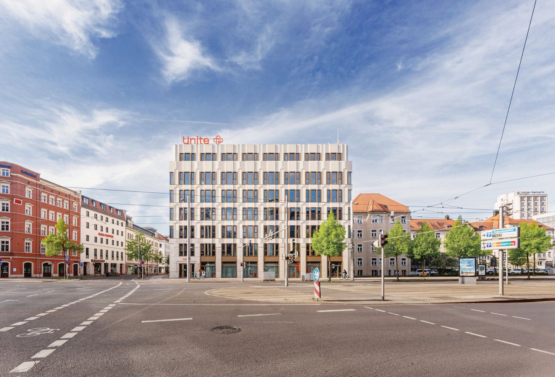 Europazentrale für Unite, Leipzig – Straßenfassade, Frontalansicht über die Kreuzung