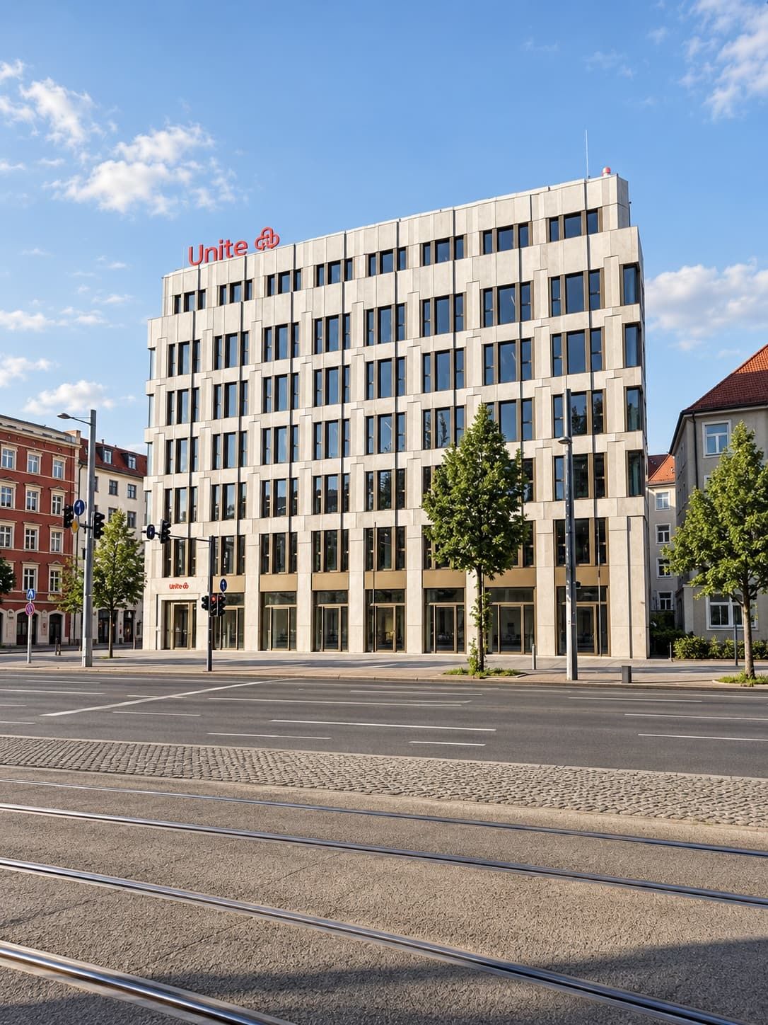Europazentrale für Unite, Leipzig – Ansicht über die Straßenbahngleise, Hochformat