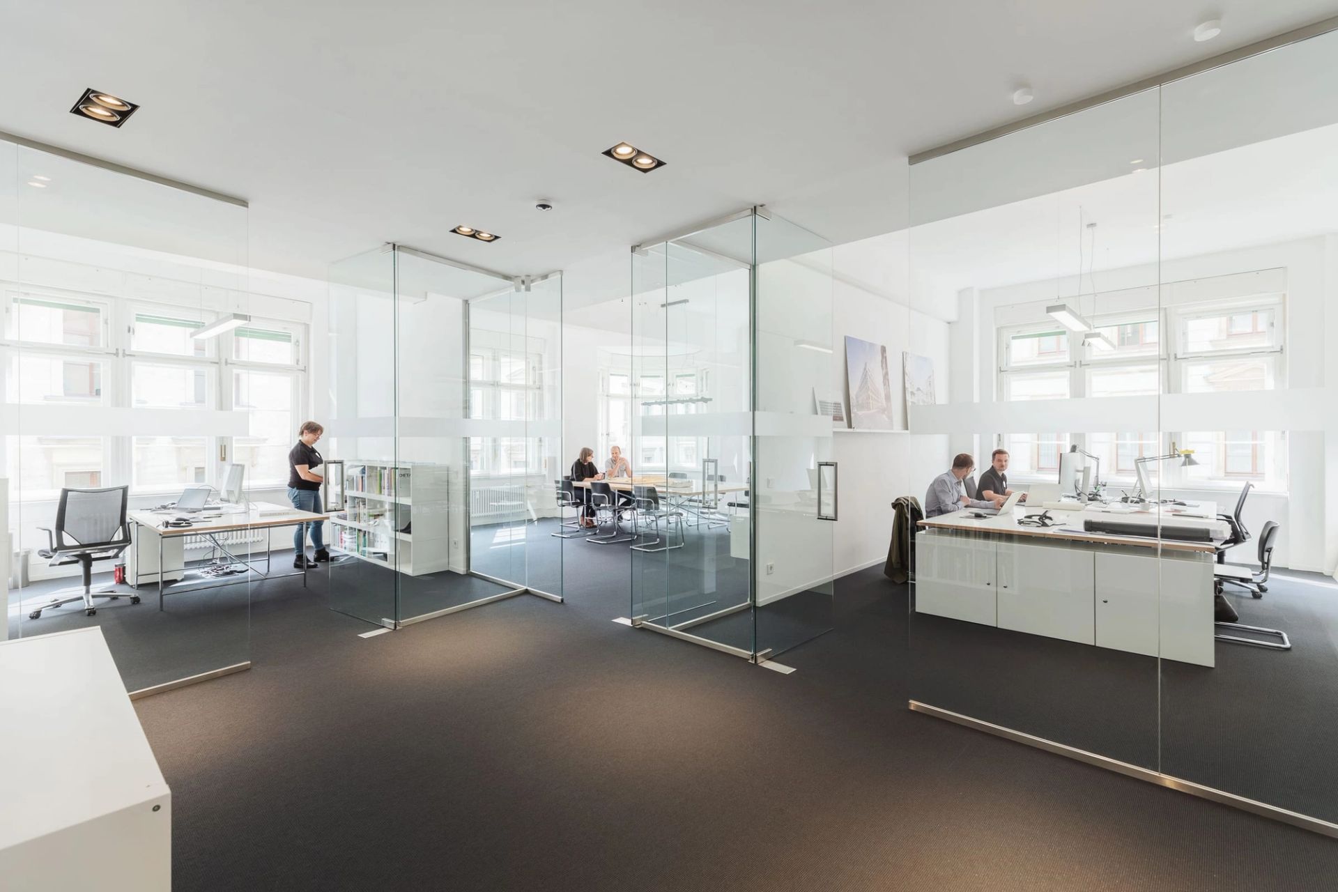 Das Büro von KLM in Leipzig – Arbeitsplätze mit Blick in den Besprechungsraum