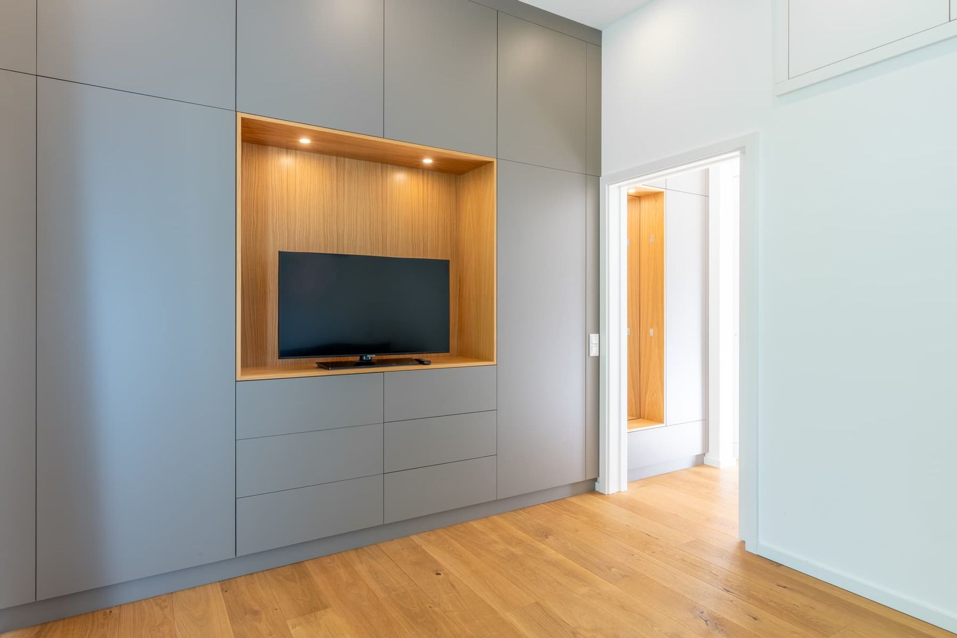 Ferienhaus Wilhelminenstraße, Glücksburg – Wohnraum mit Einbauschrank