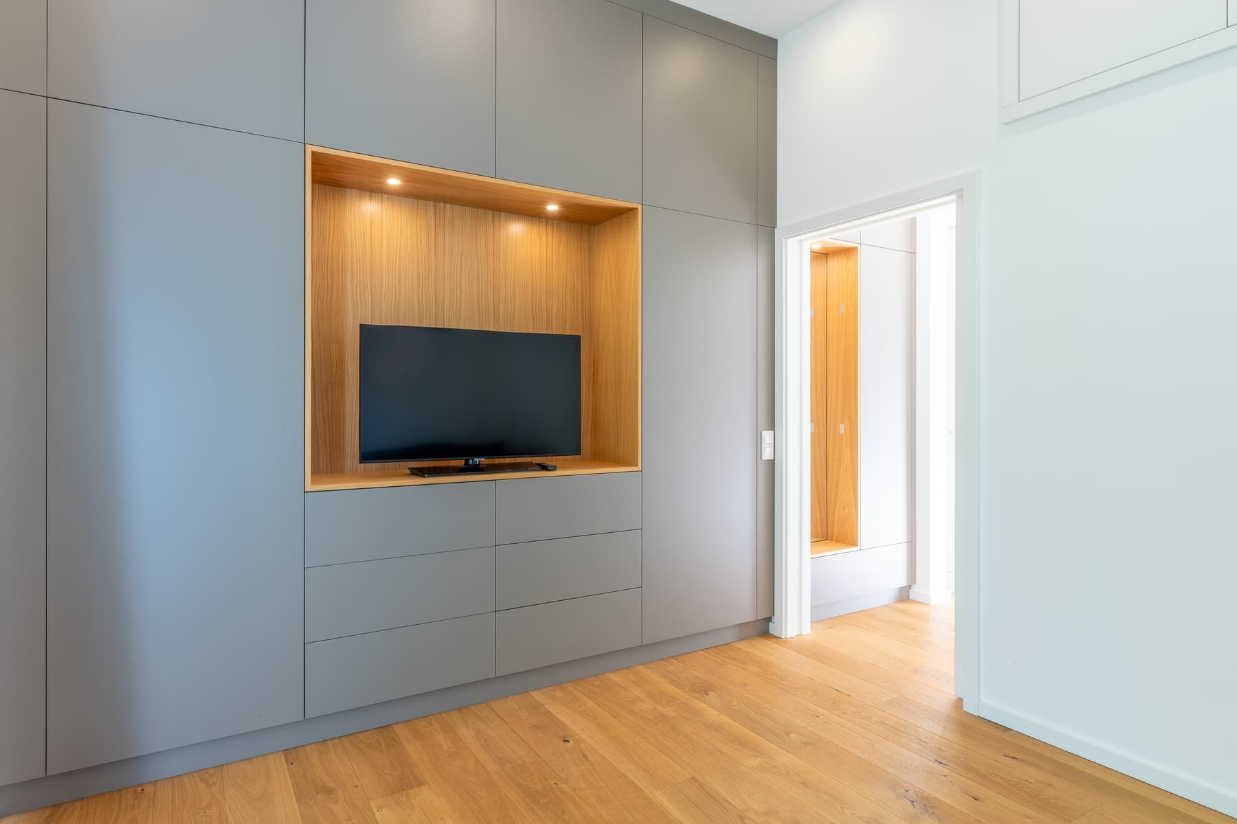 Ferienhaus Wilhelminenstraße, Glücksburg – Wohnraum mit Einbauschrank