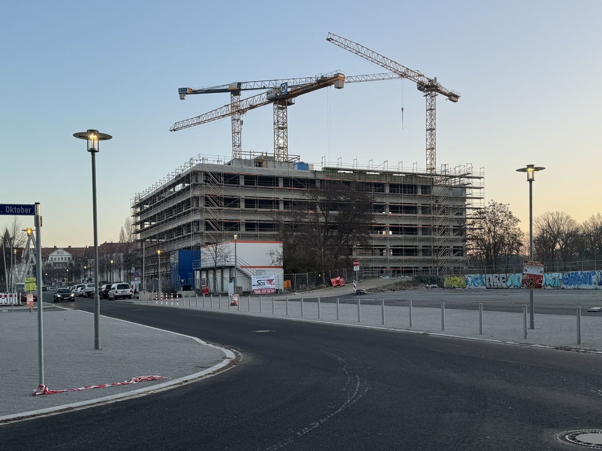 Rohbau BioSquare im Januar 2024, am Abend mit den Kranen