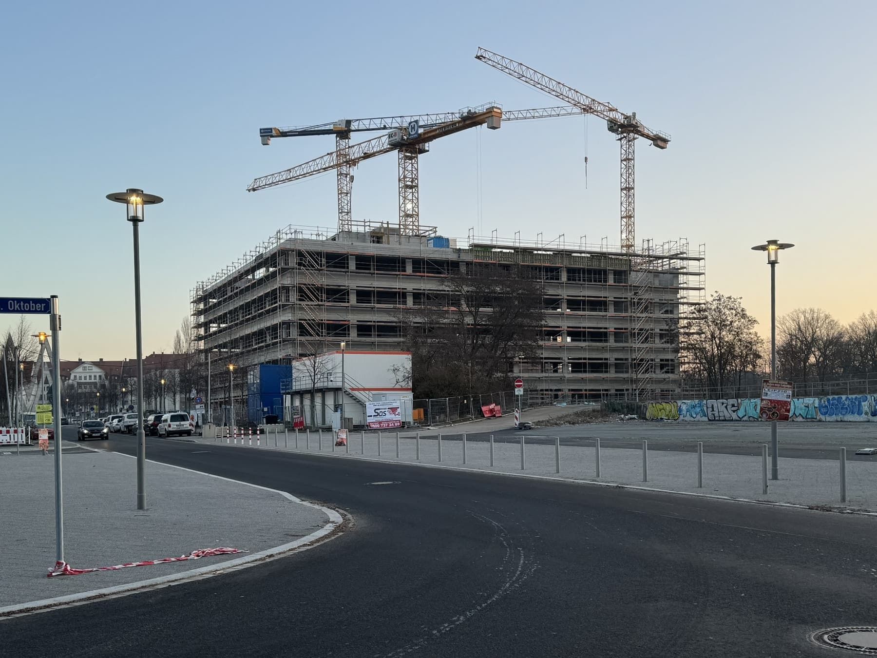 Rohbau BioSquare im Januar 2024, am Abend mit den Kranen