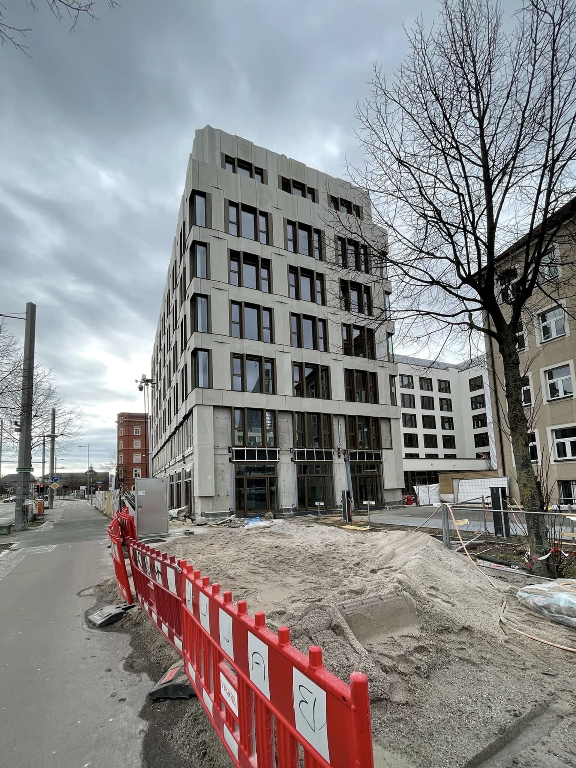 Europazentrale für Unite, Leipzig – Bauphase: Rohbau mit den ersten Fassadenelementen