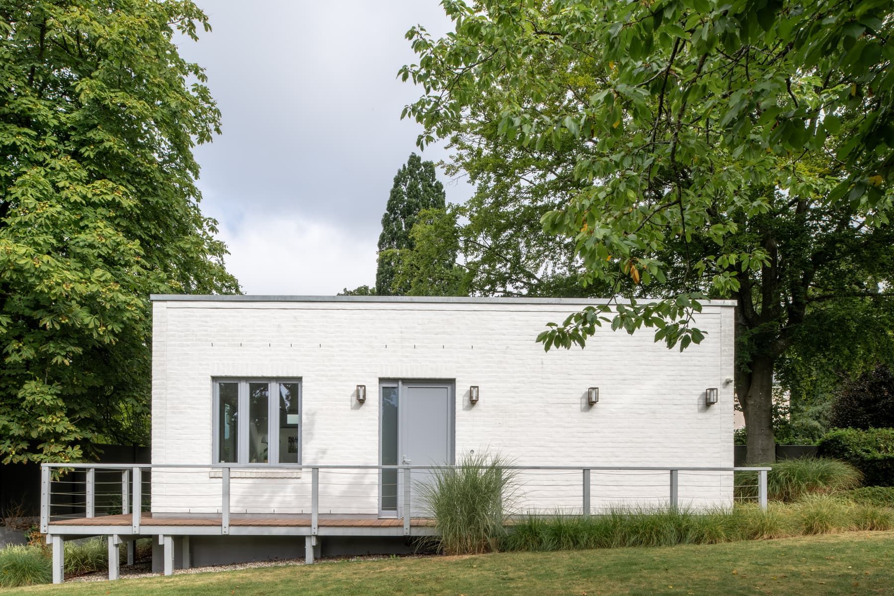 Ferienhaus Wilhelminenstraße, Glücksburg – Eingangsseite mit Holzdeck und Rampe