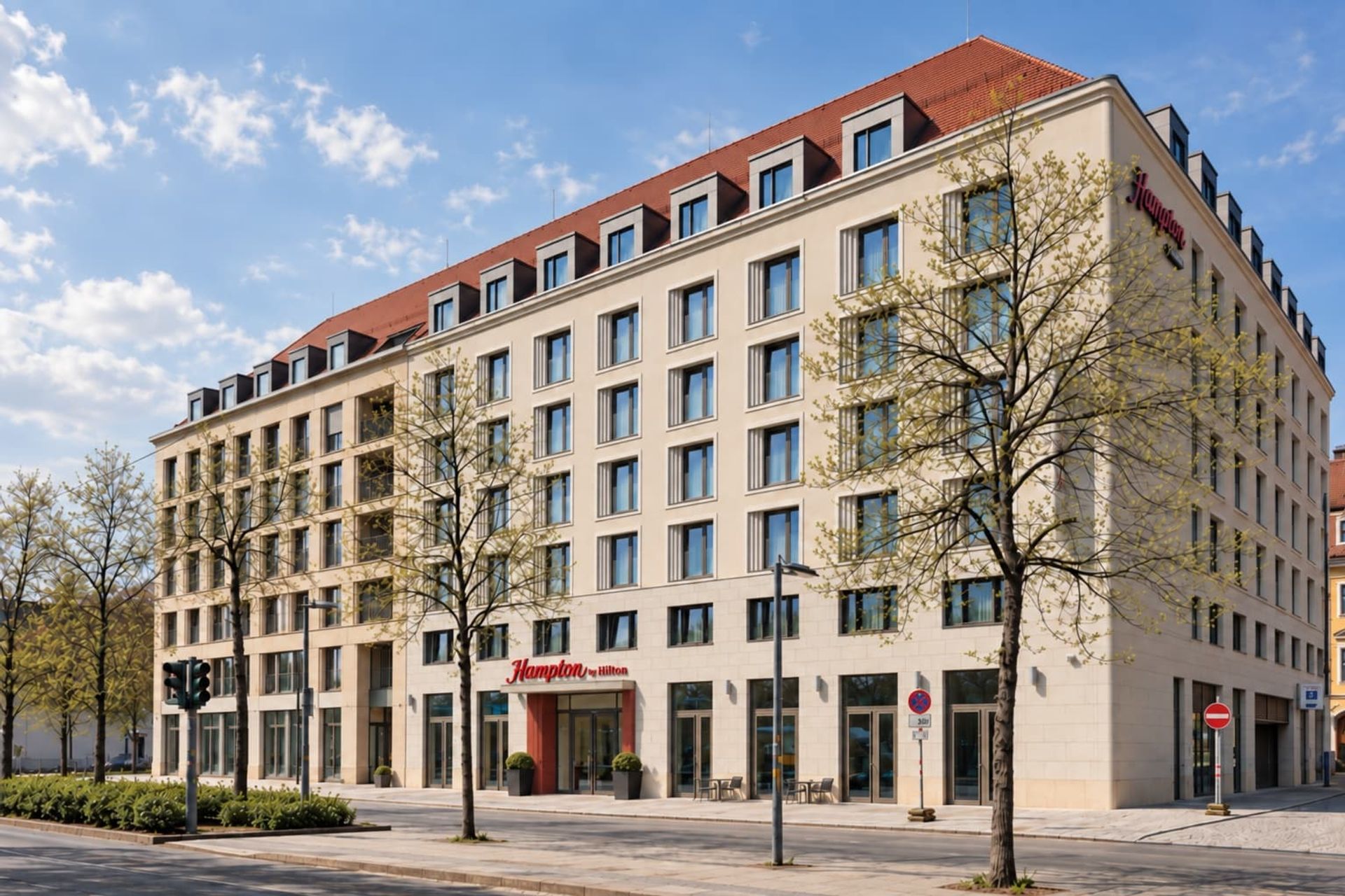 Hampton by Hilton Dresden – Schrägansicht von der Ringstraße