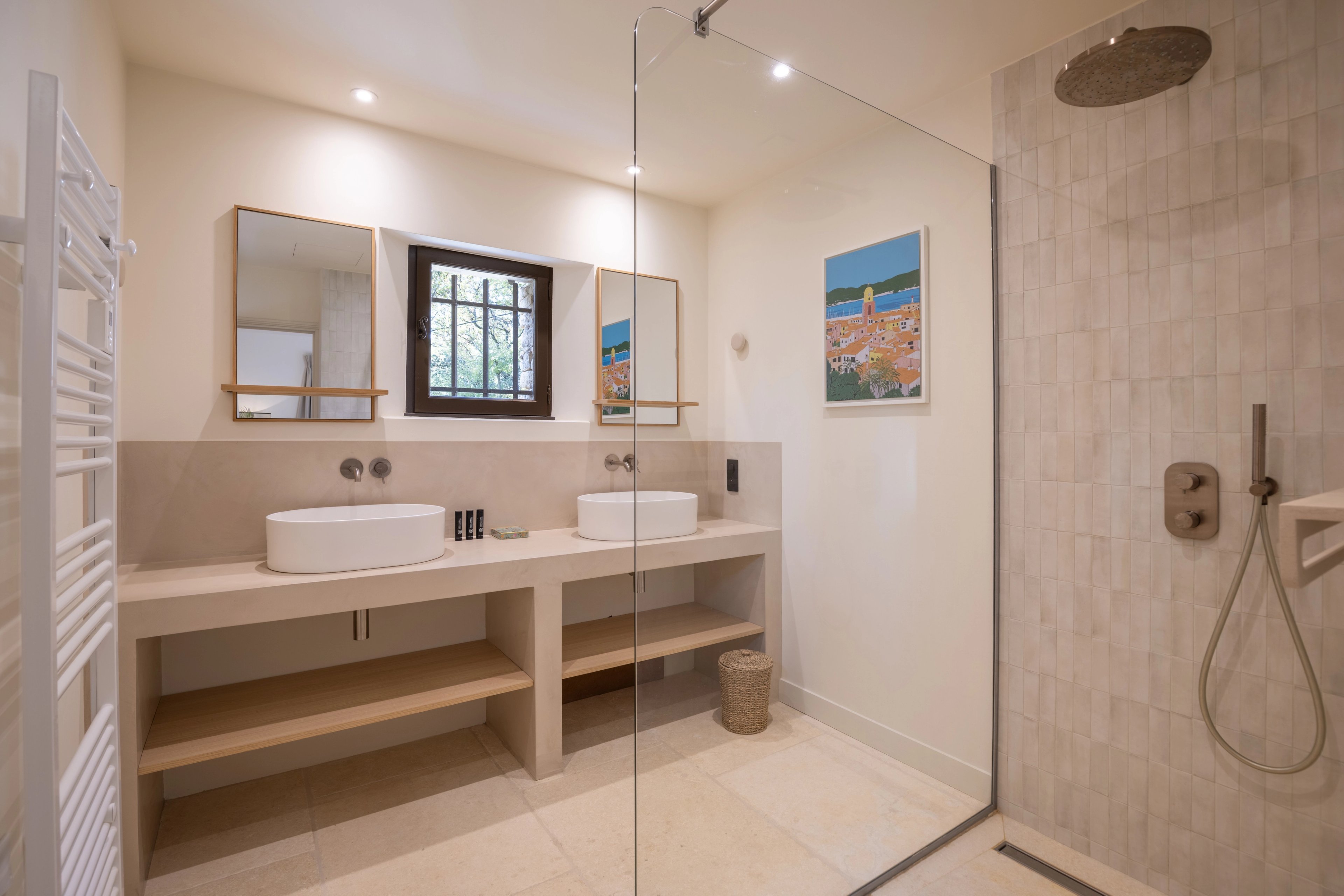 Interior photograph — IMMOBILIER, LUBERON, 32