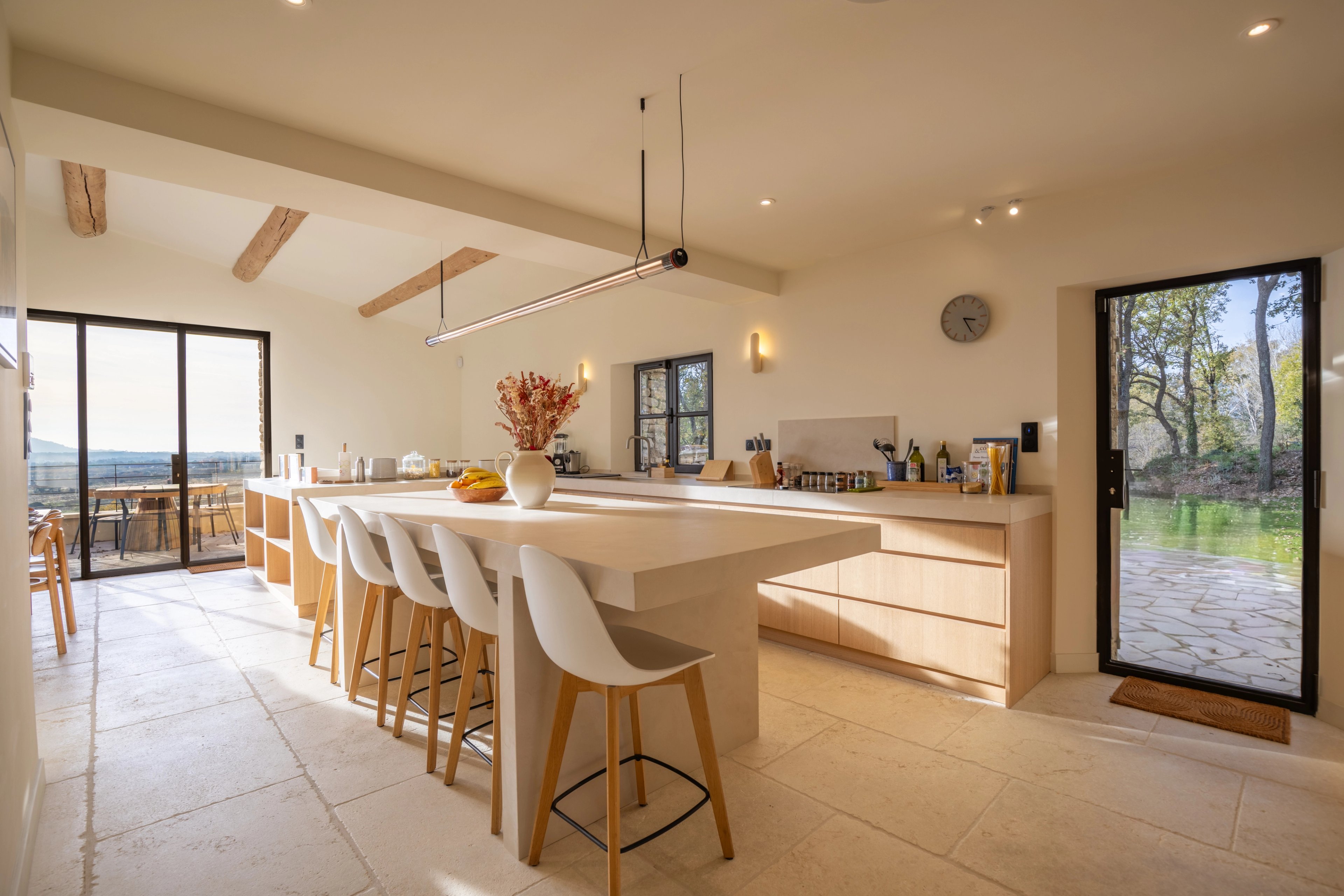 Interior photograph — IMMOBILIER, LUBERON, 12