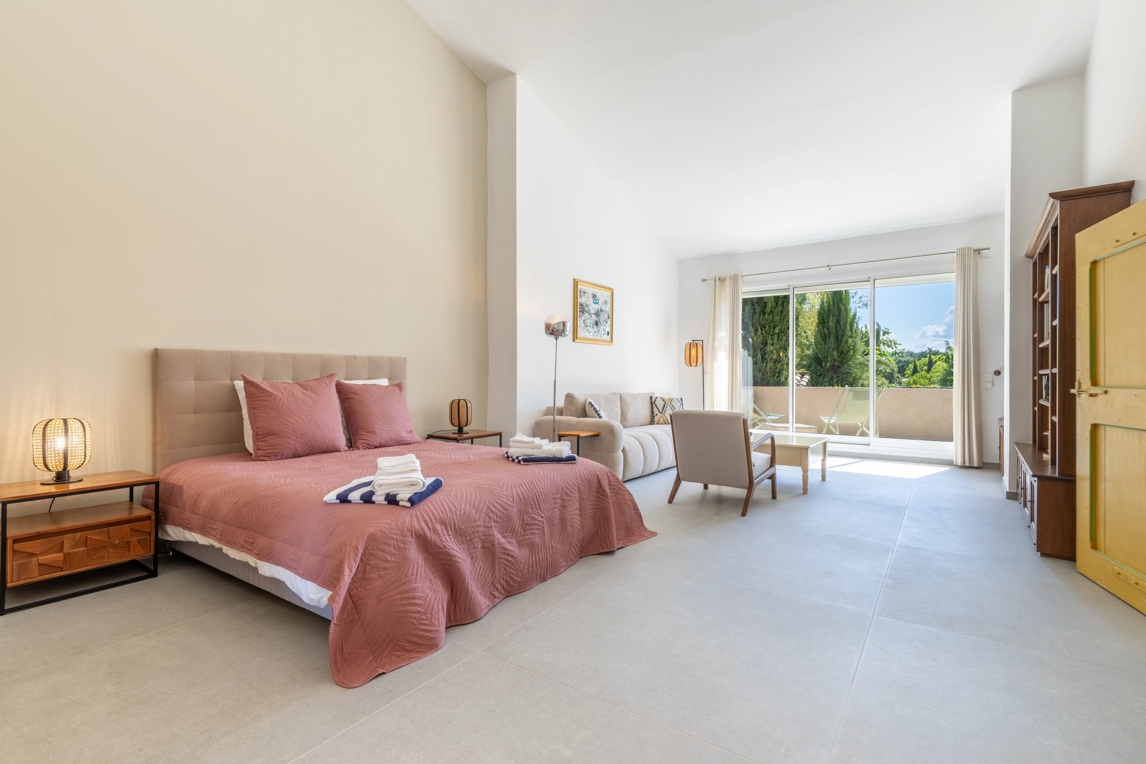 Interior photograph — IMMOBILIER, LUBERON, 44