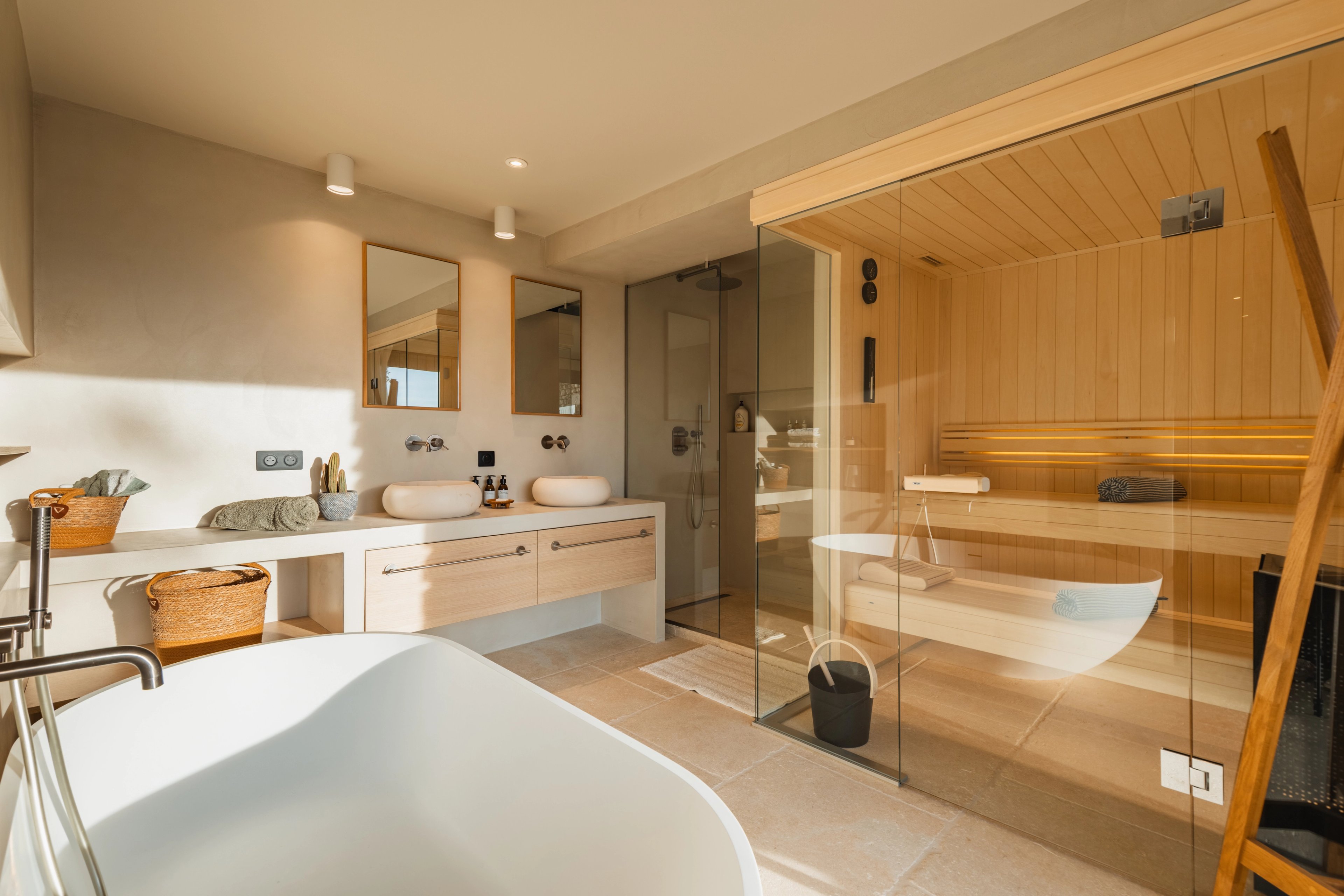 Interior photograph — IMMOBILIER, LUBERON, 33