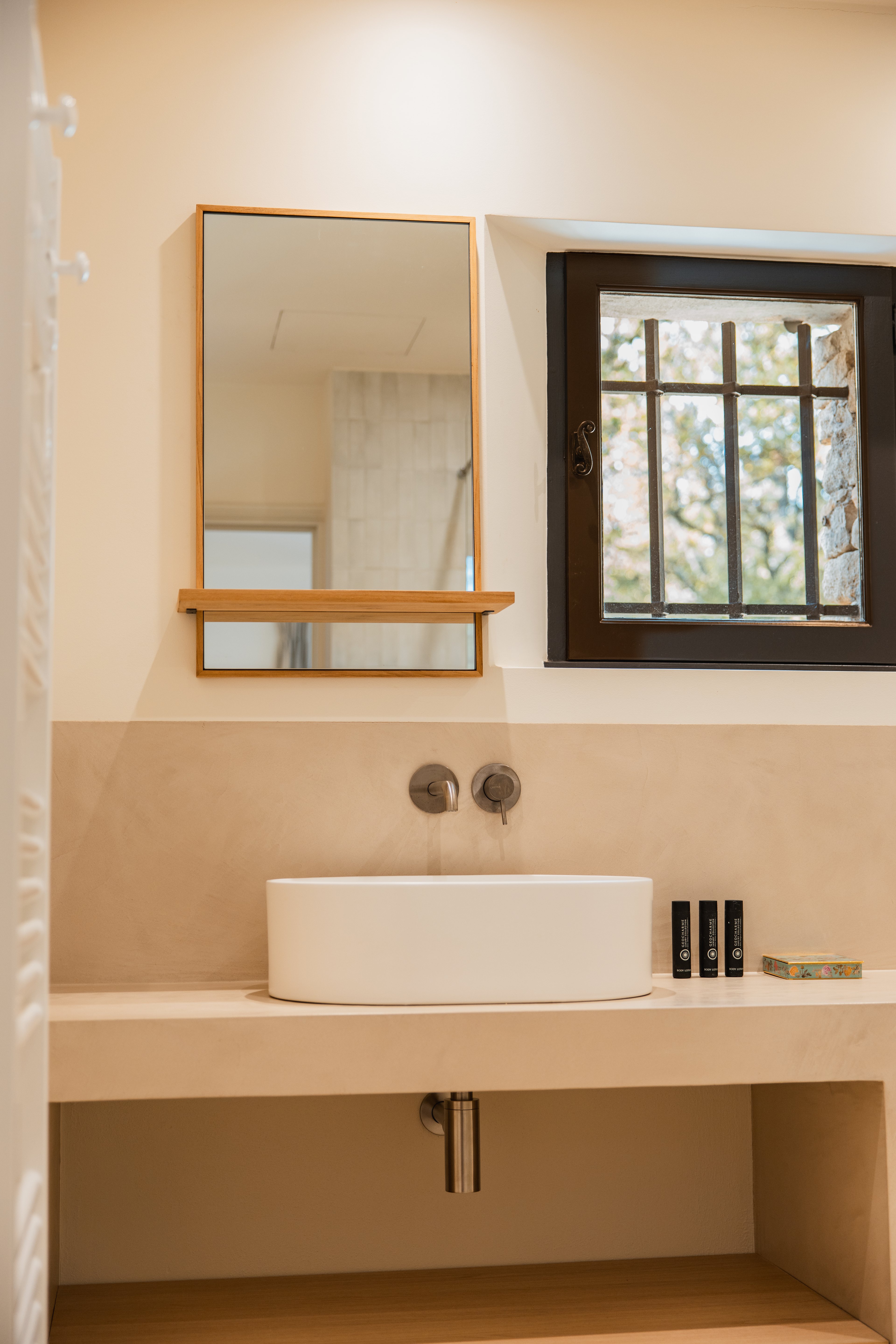 Interior photograph — IMMOBILIER, LUBERON, 30
