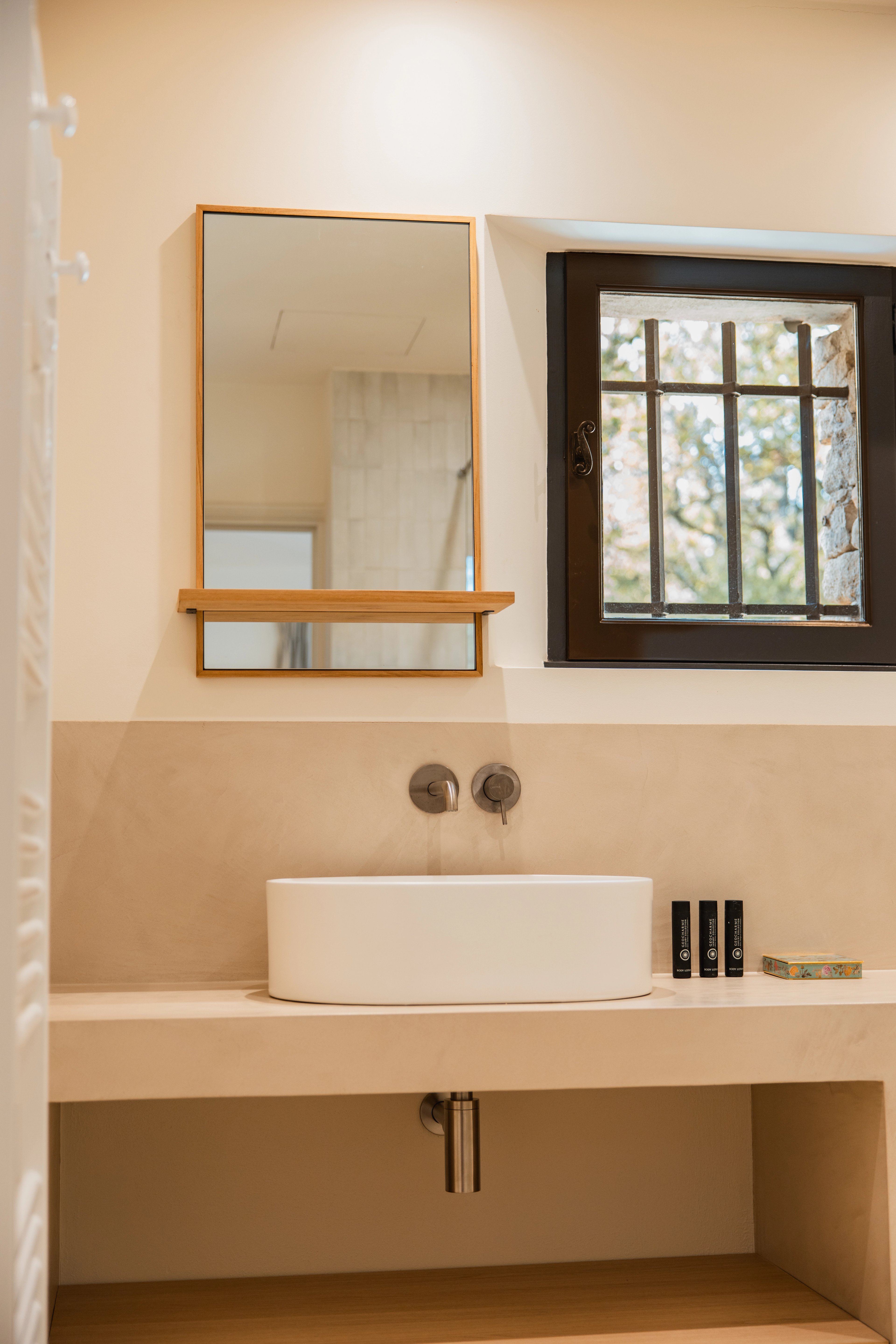 Interior photograph — IMMOBILIER, LUBERON, 30