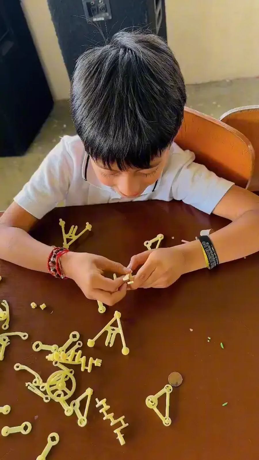 Estudiante armando una estructura con piezas de construcción